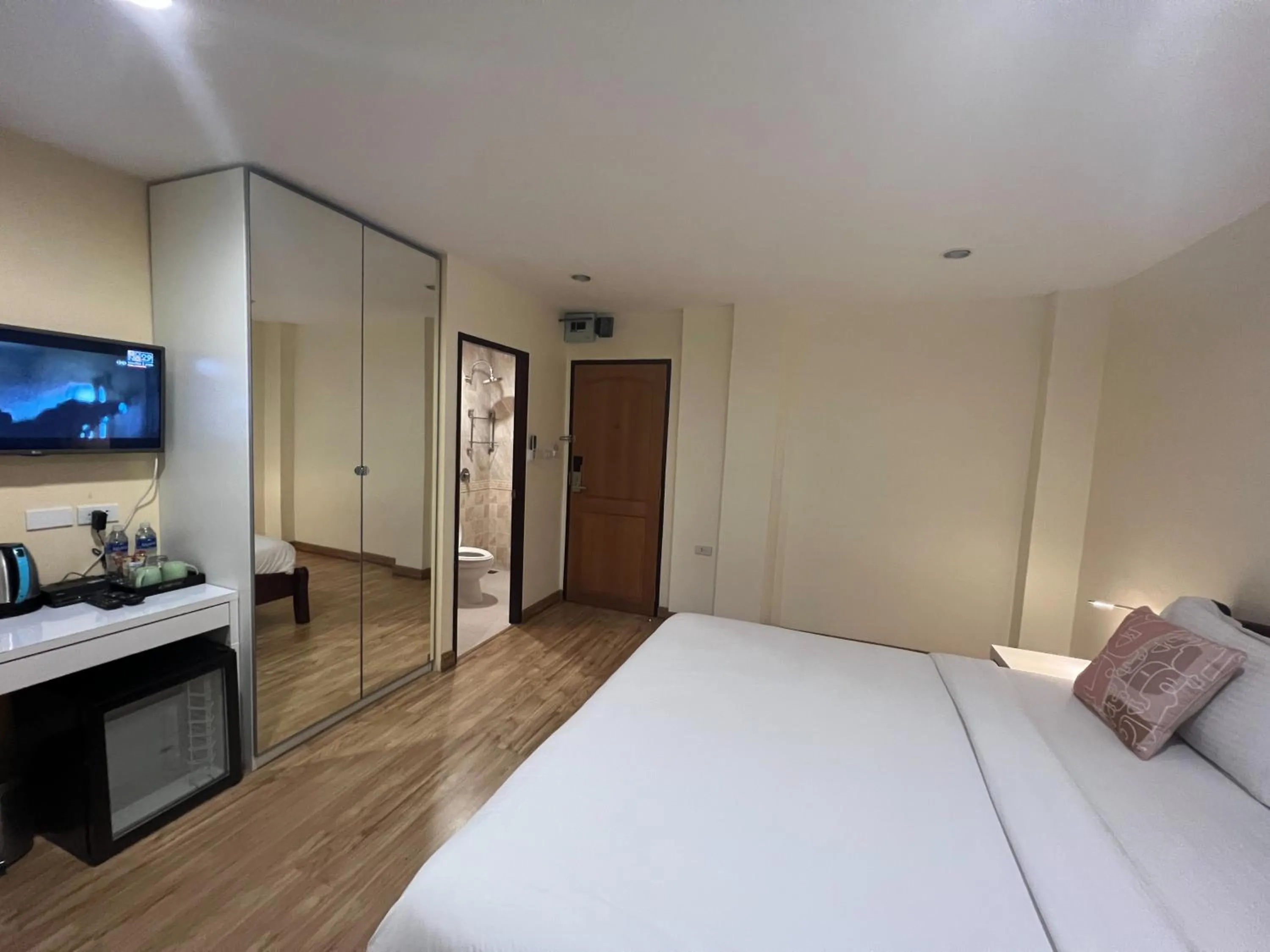 Photo of the whole room, Bed in V Check inn Sukhumvit 22