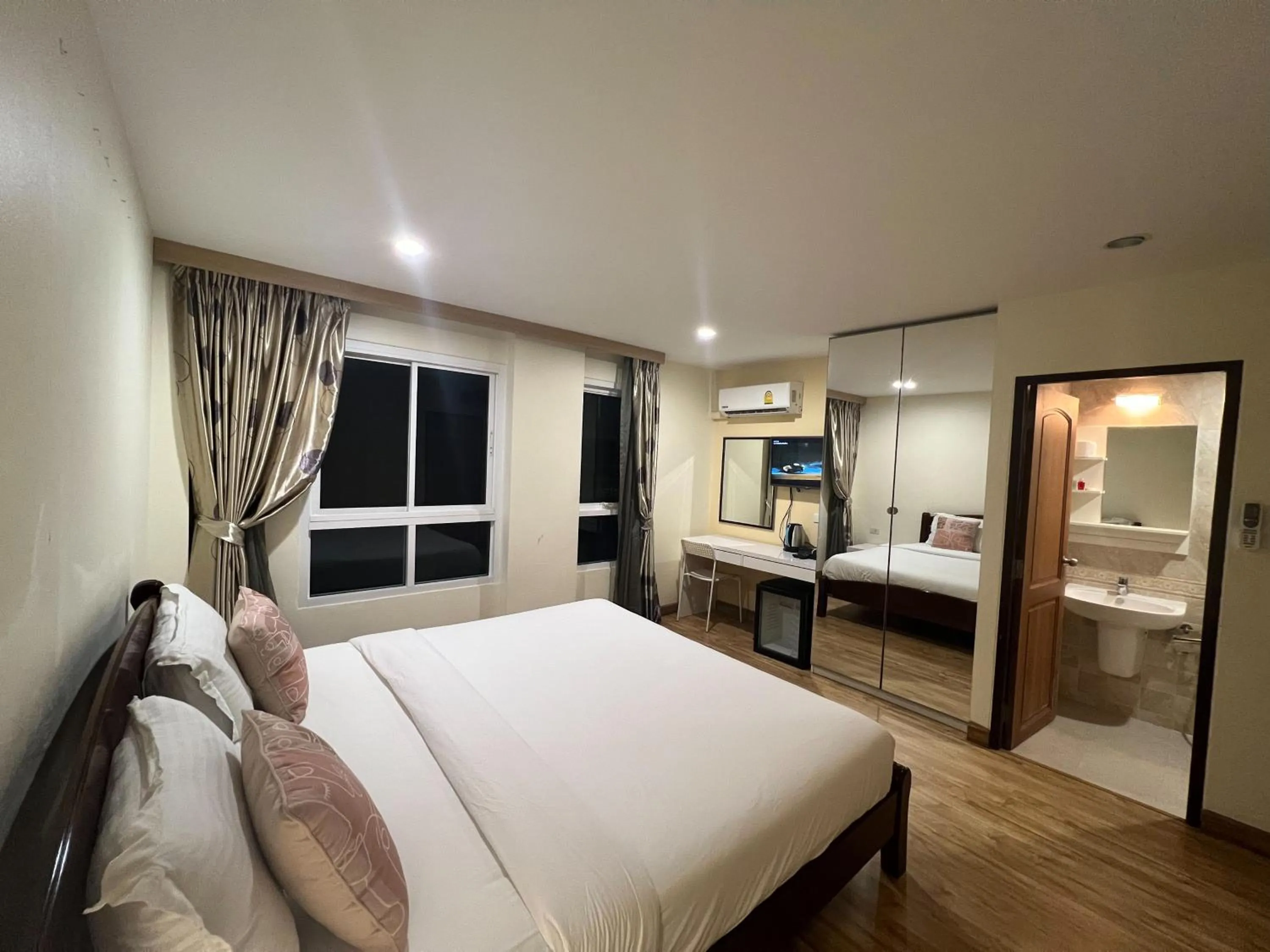 Photo of the whole room, Bed in V Check inn Sukhumvit 22
