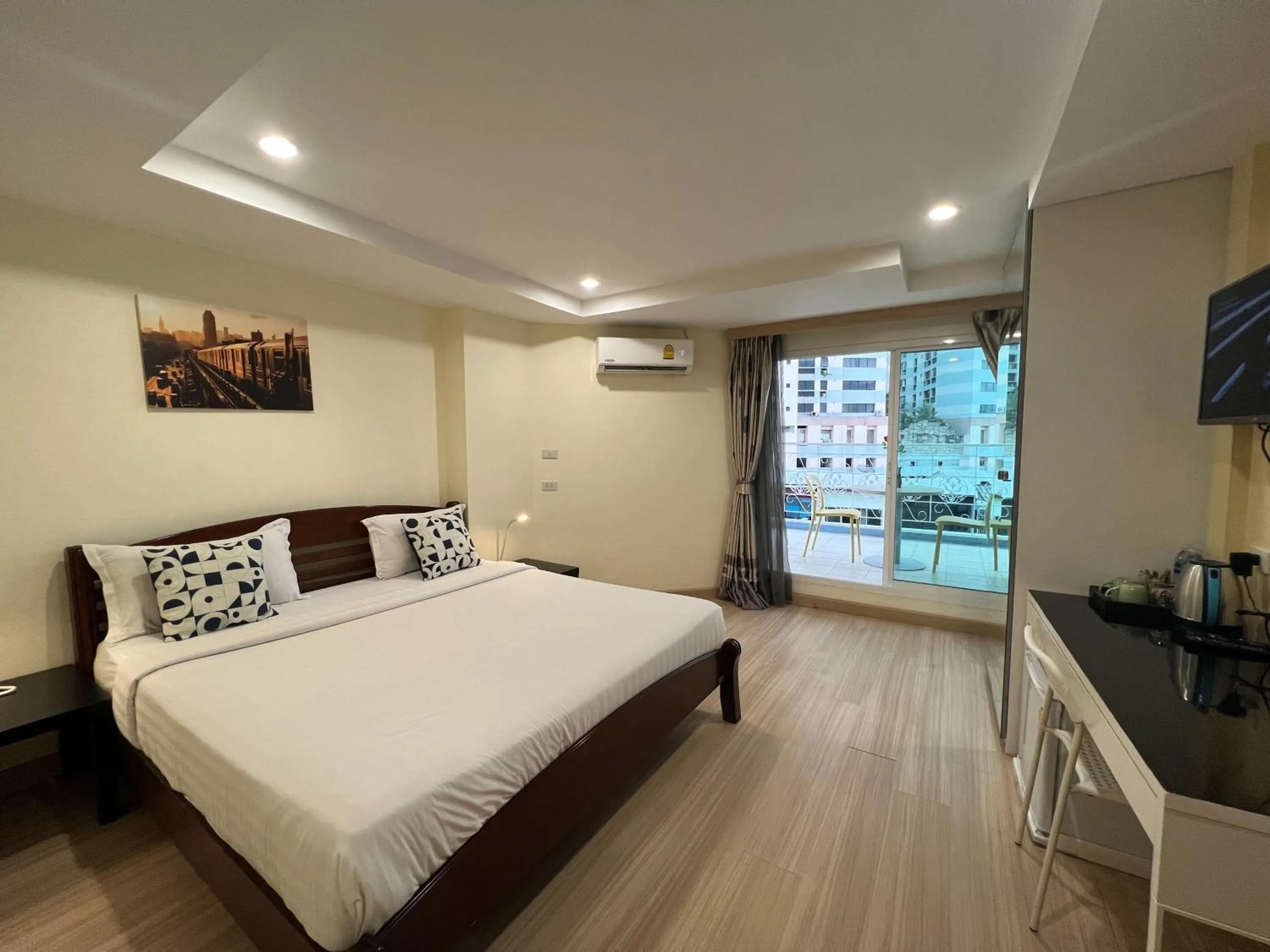 Photo of the whole room, Bed in V Check inn Sukhumvit 22