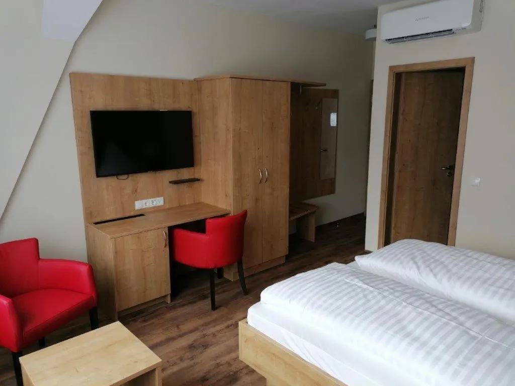 Photo of the whole room, Bed in Landgasthof Niebler