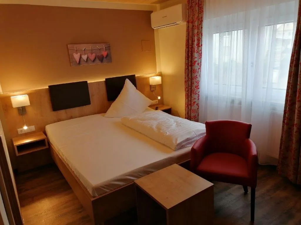 Photo of the whole room, Bed in Landgasthof Niebler