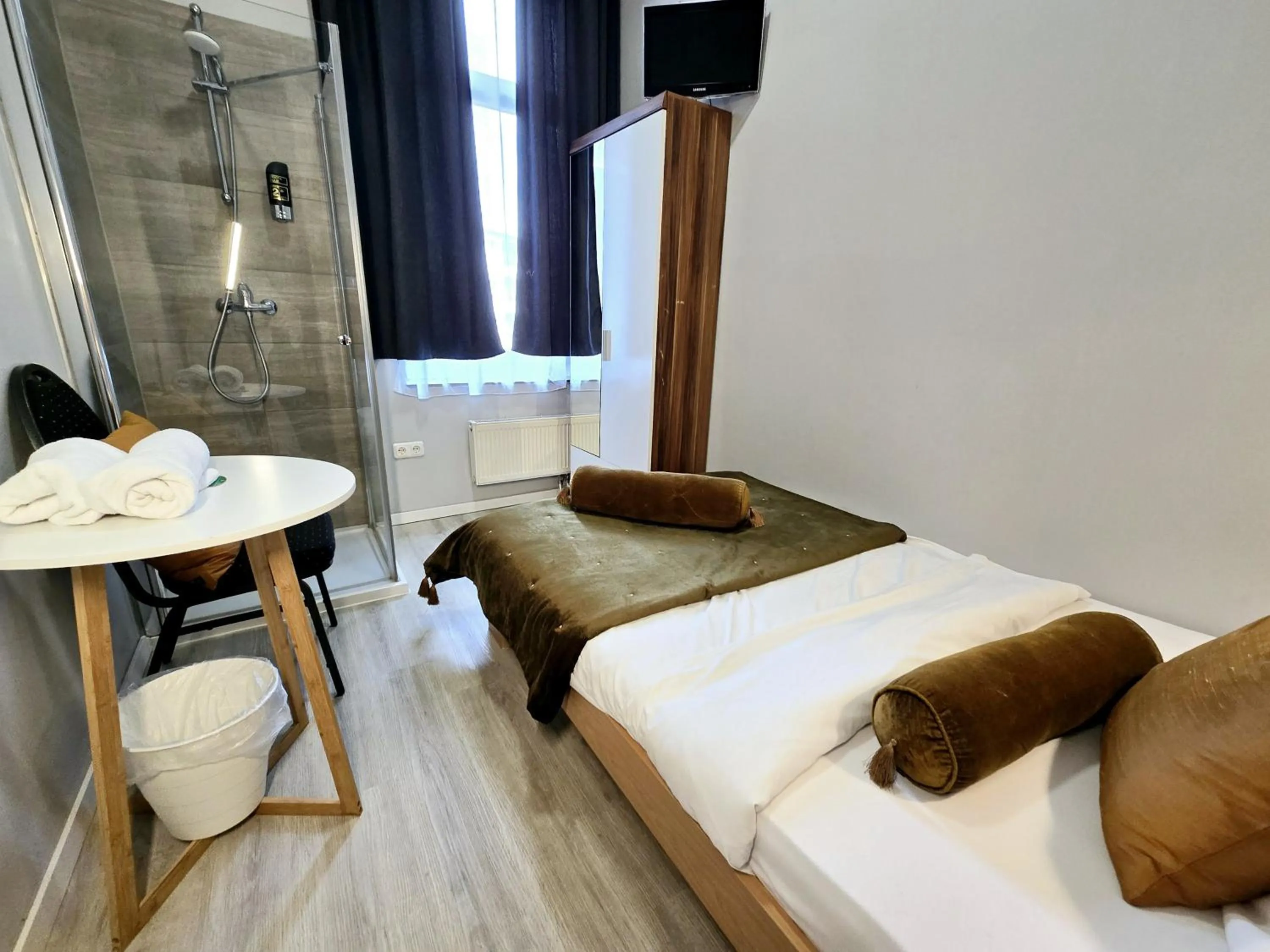 Photo of the whole room, Bed in City Hotel Storch