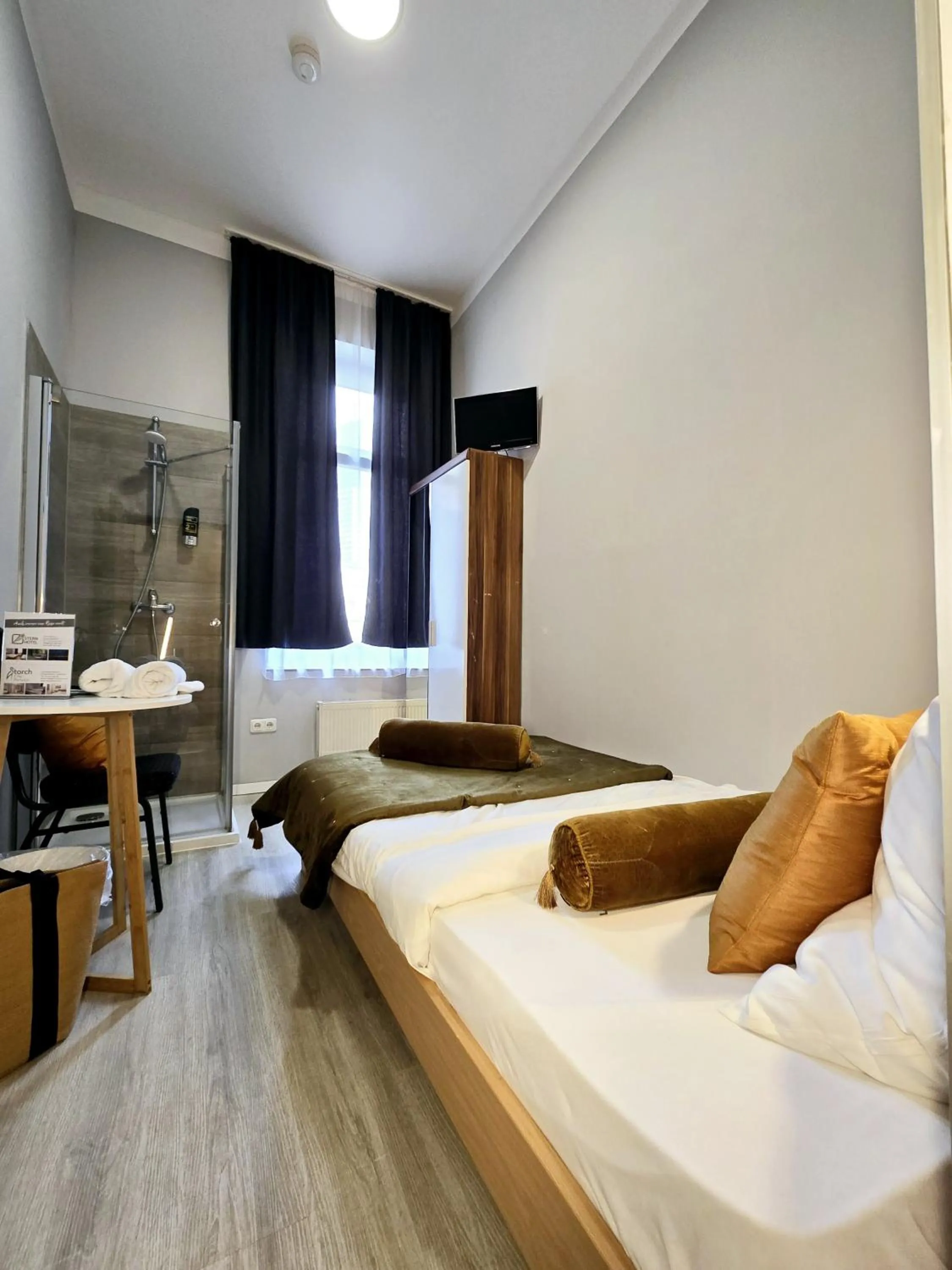 Bedroom, Bed in City Hotel Storch