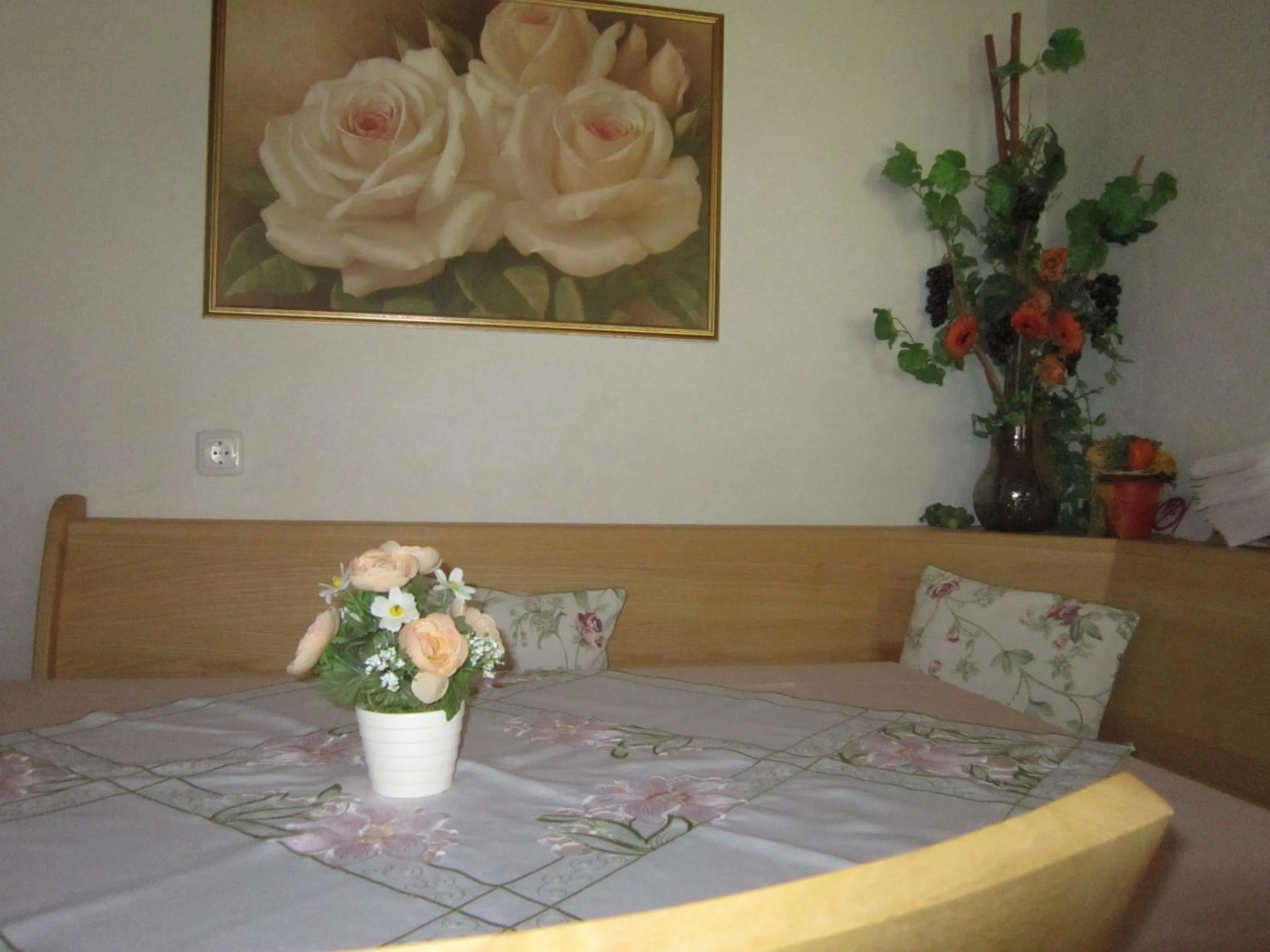 Communal lounge/ TV room, Bed in Haus Jochum