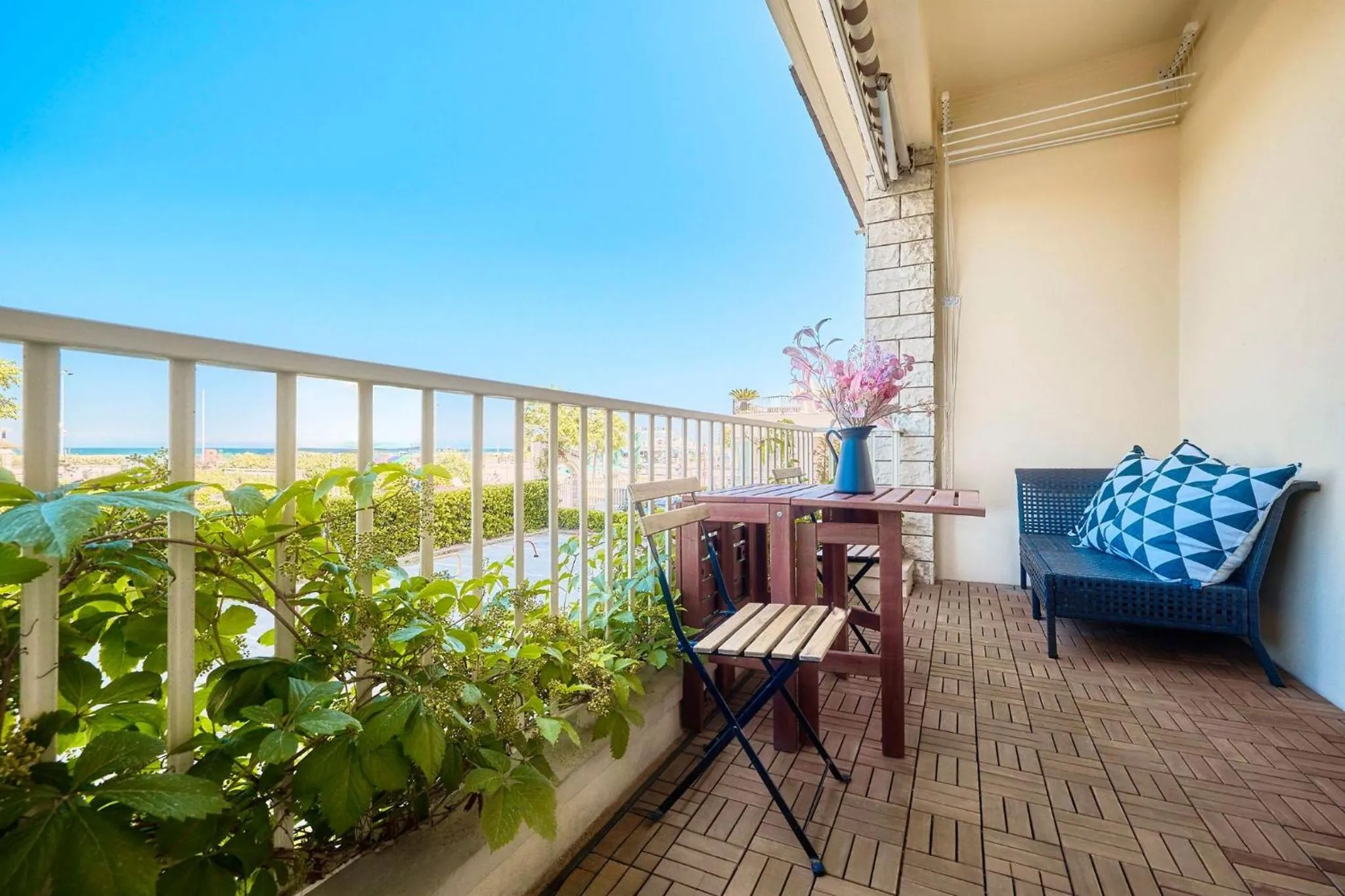 Patio in Appartamento con Terrazza Fronte Mare