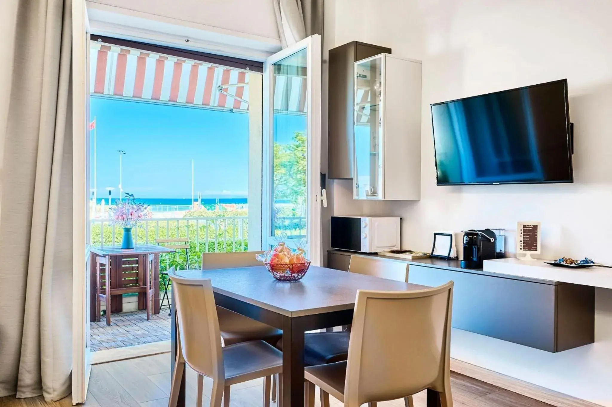 Appartamento con Terrazza Fronte Mare Appartamento con Terrazza Fronte Mare