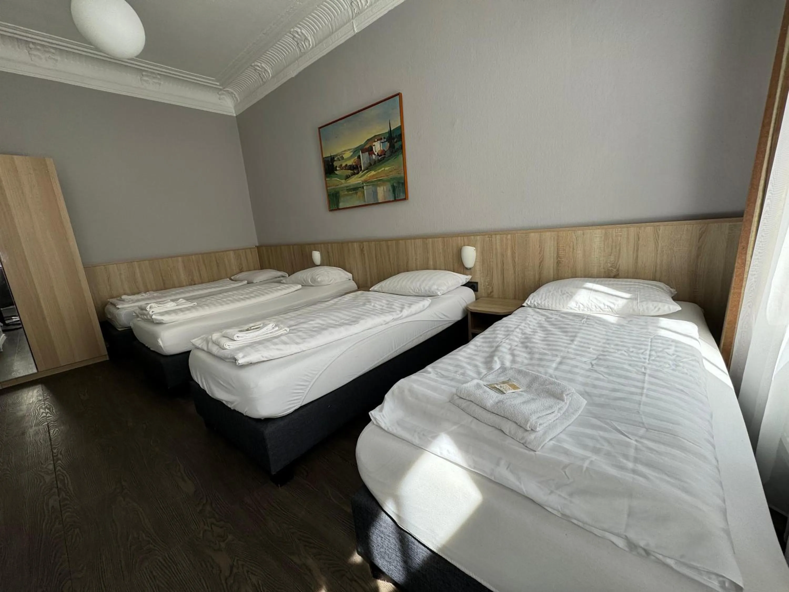 Bed in Hotel Kieler Hof - Hamburg Central Station