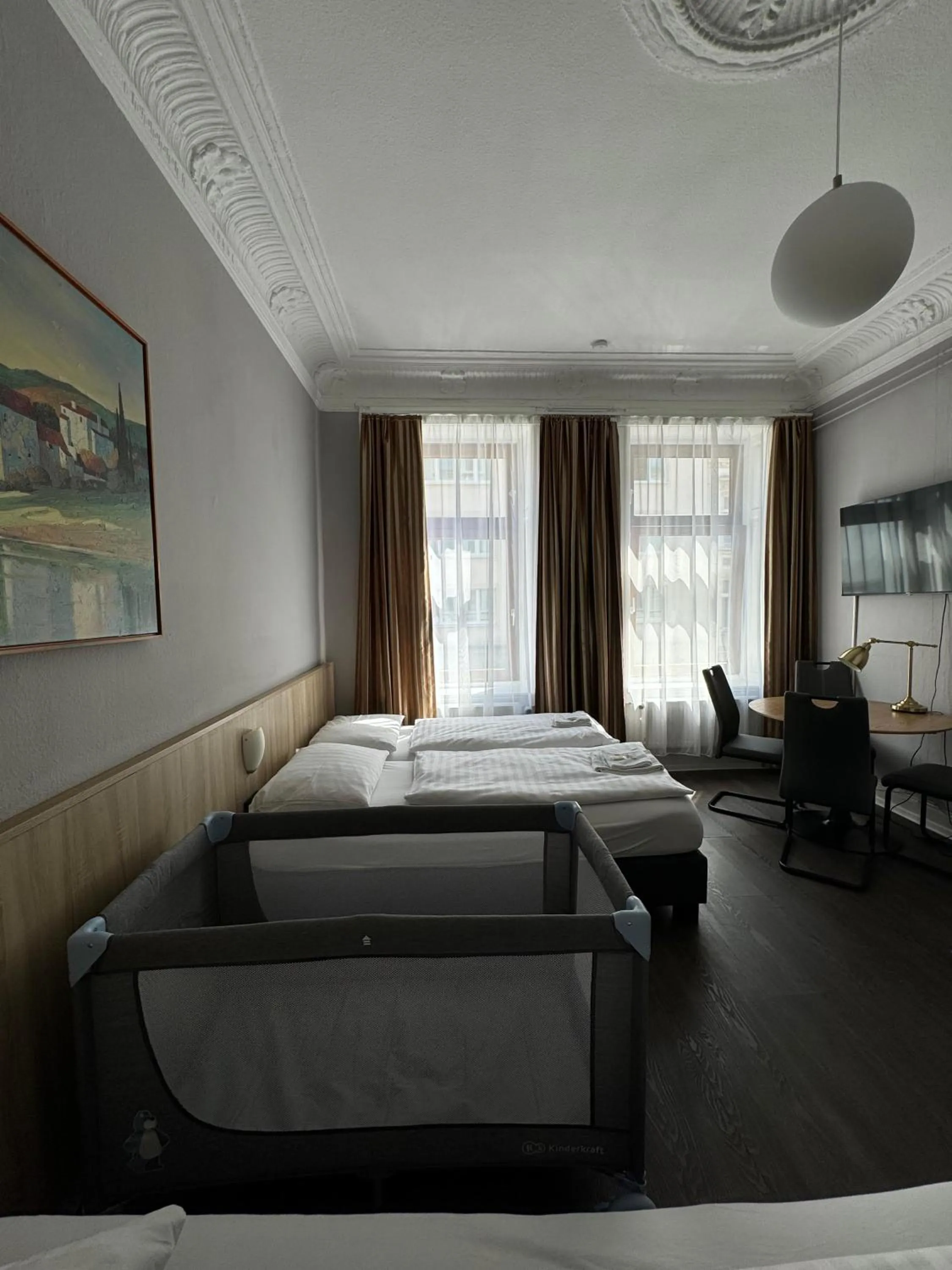 Bed in Hotel Kieler Hof - Hamburg Central Station