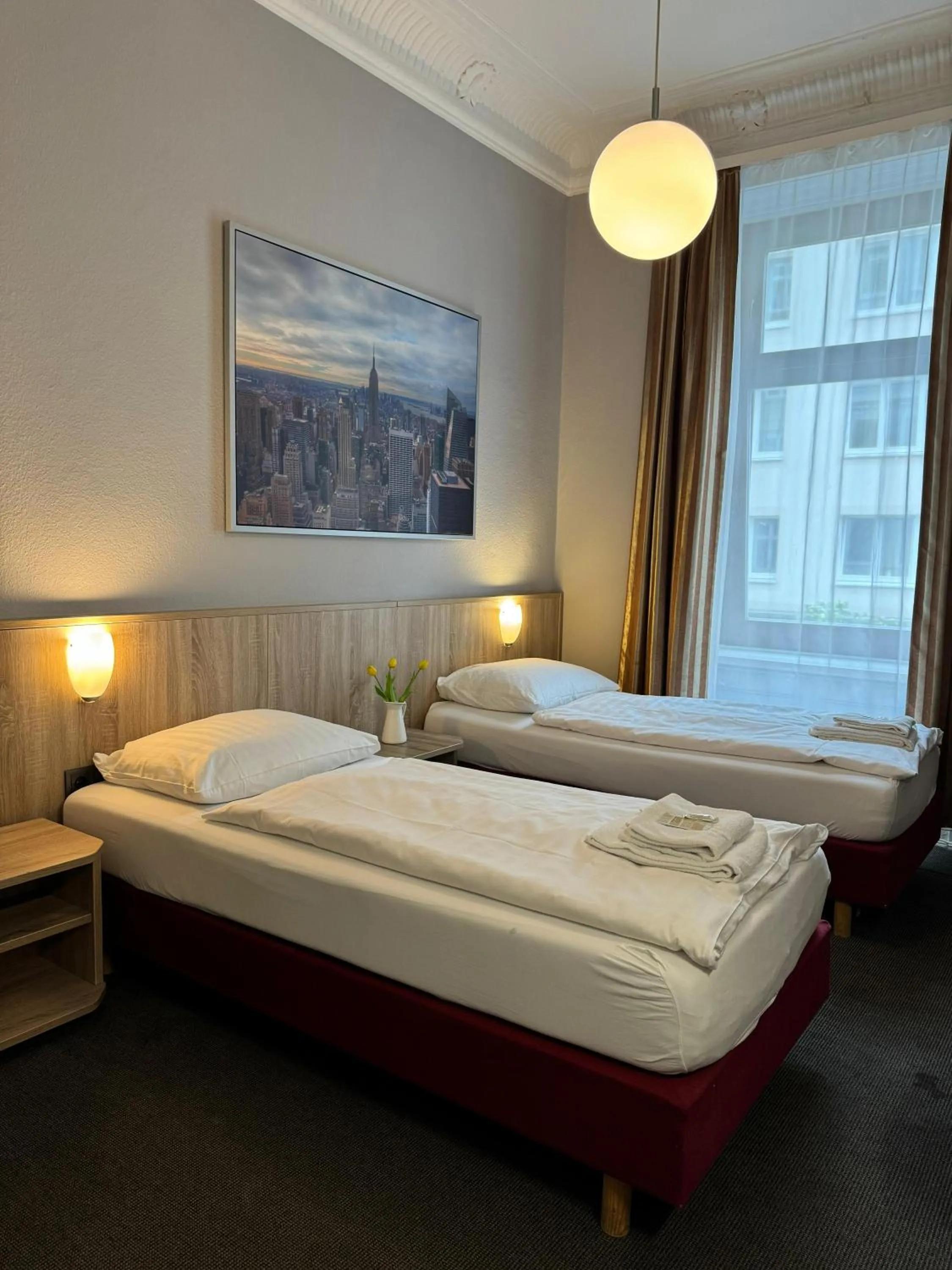 Bed in Hotel Kieler Hof - Hamburg Central Station