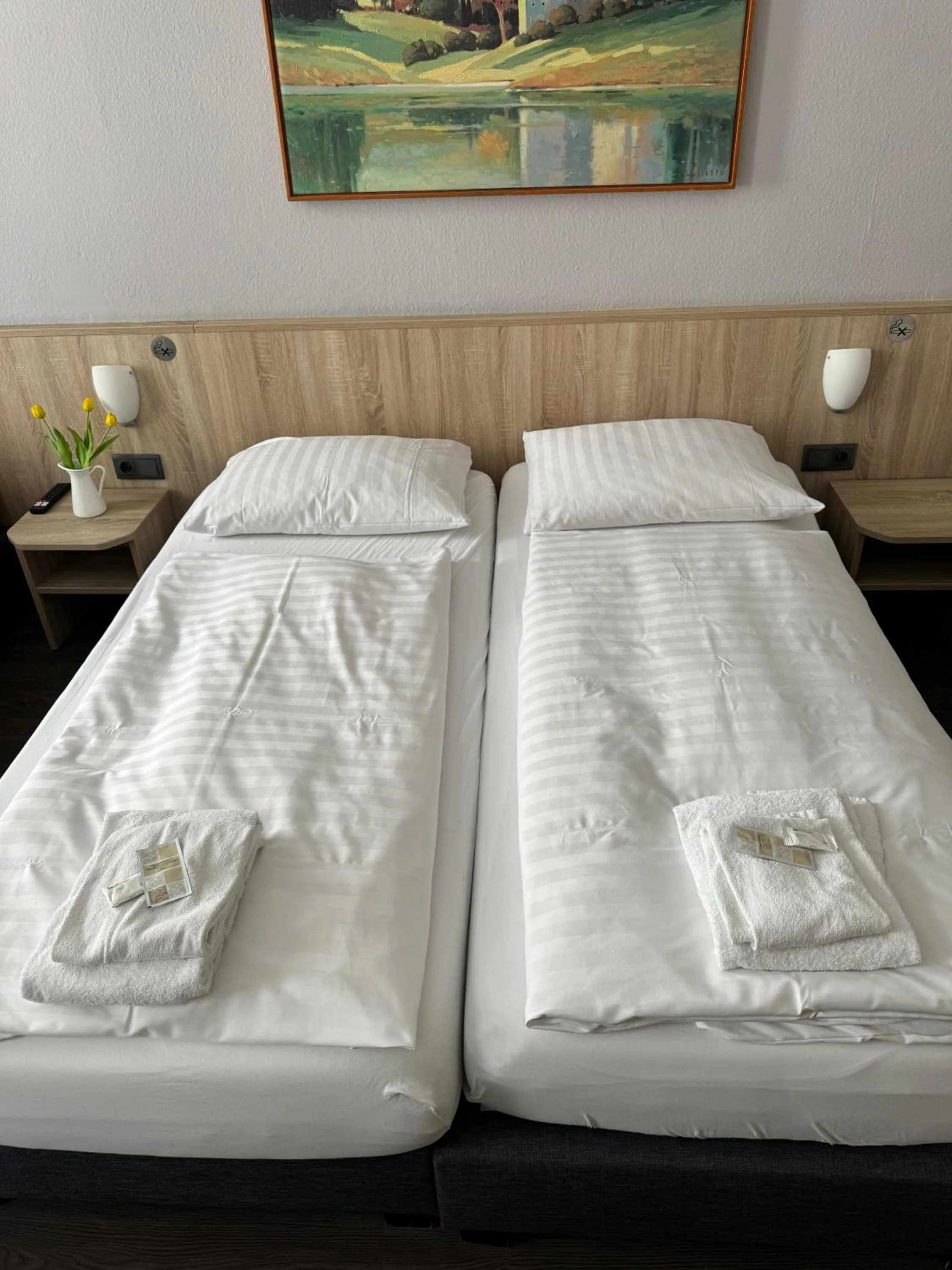 Bed in Hotel Kieler Hof - Hamburg Central Station