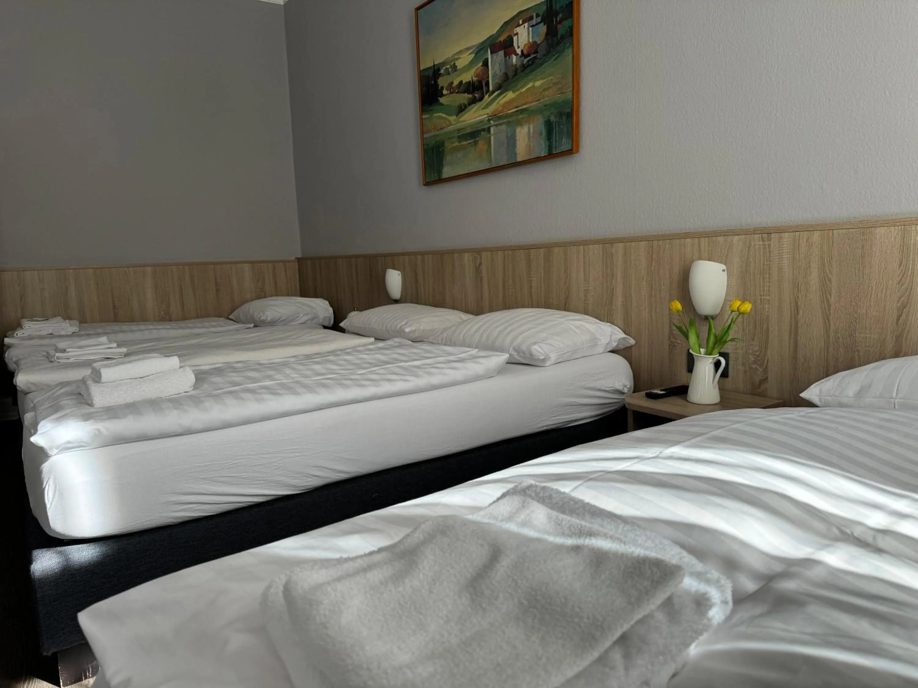 Bedroom, Bed in Hotel Kieler Hof - Hamburg Central Station