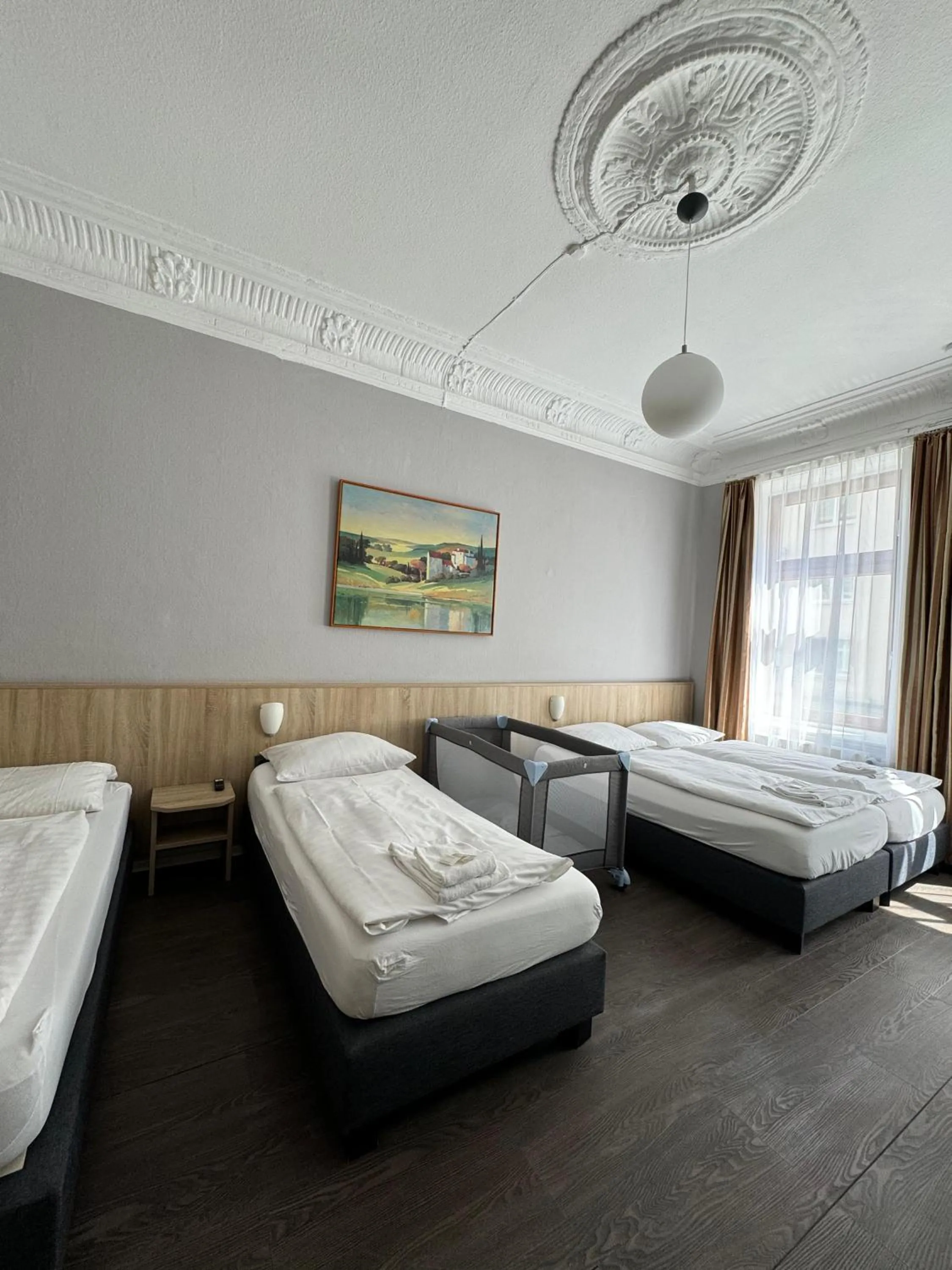 Bed in Hotel Kieler Hof - Hamburg Central Station