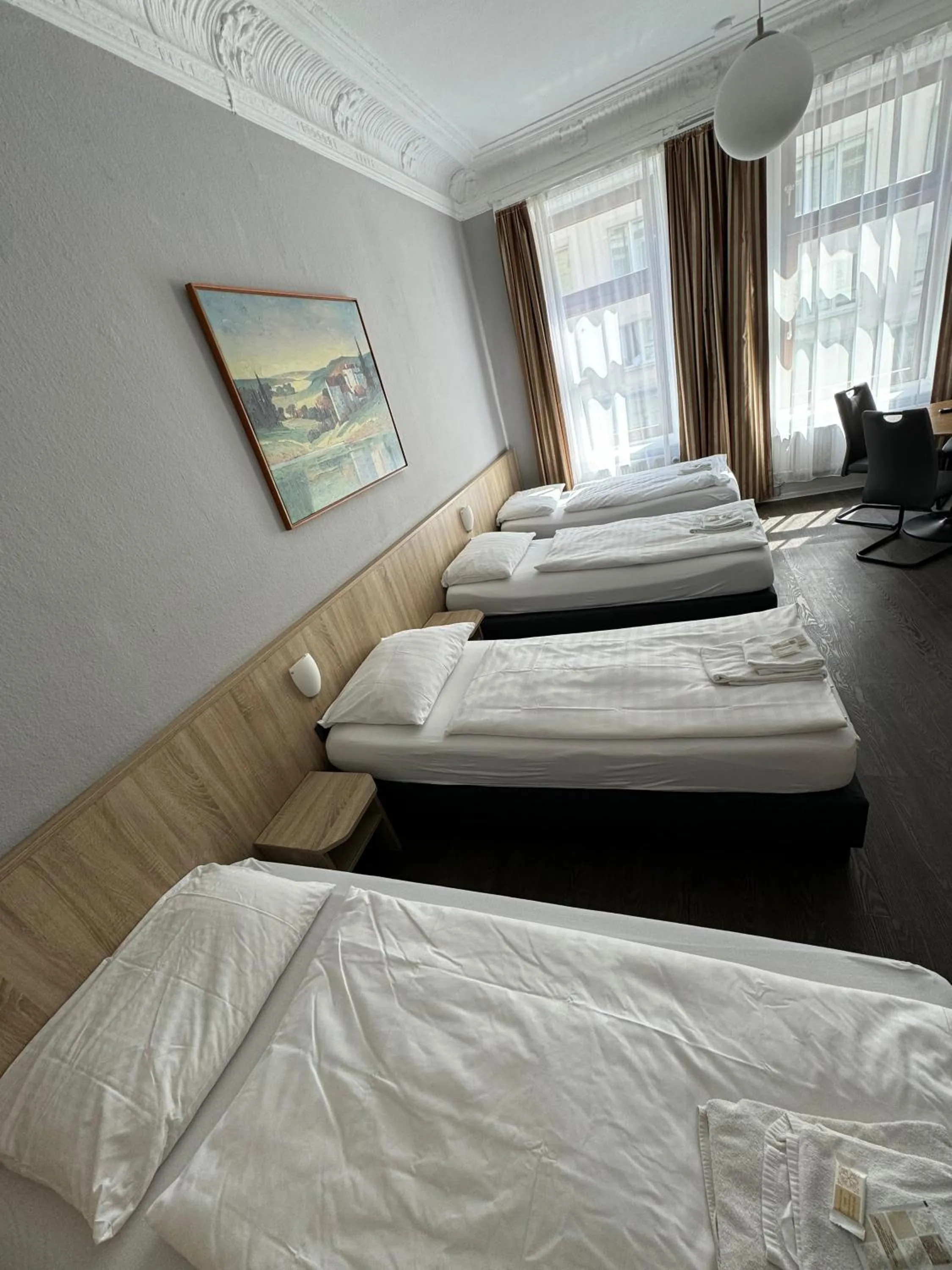 Bed in Hotel Kieler Hof - Hamburg Central Station