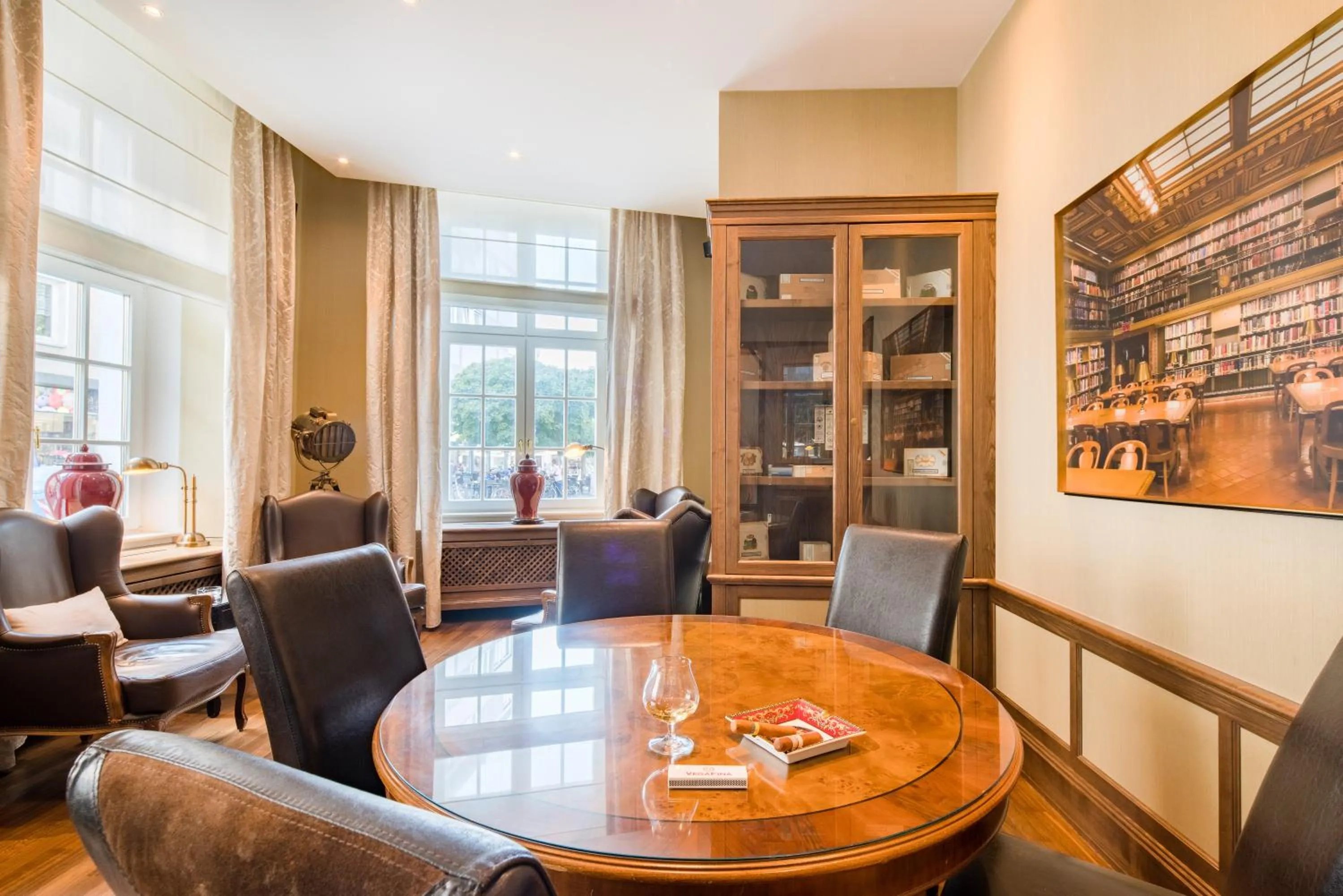 Communal lounge/ TV room in Best Western Plus Hotel StadtPalais