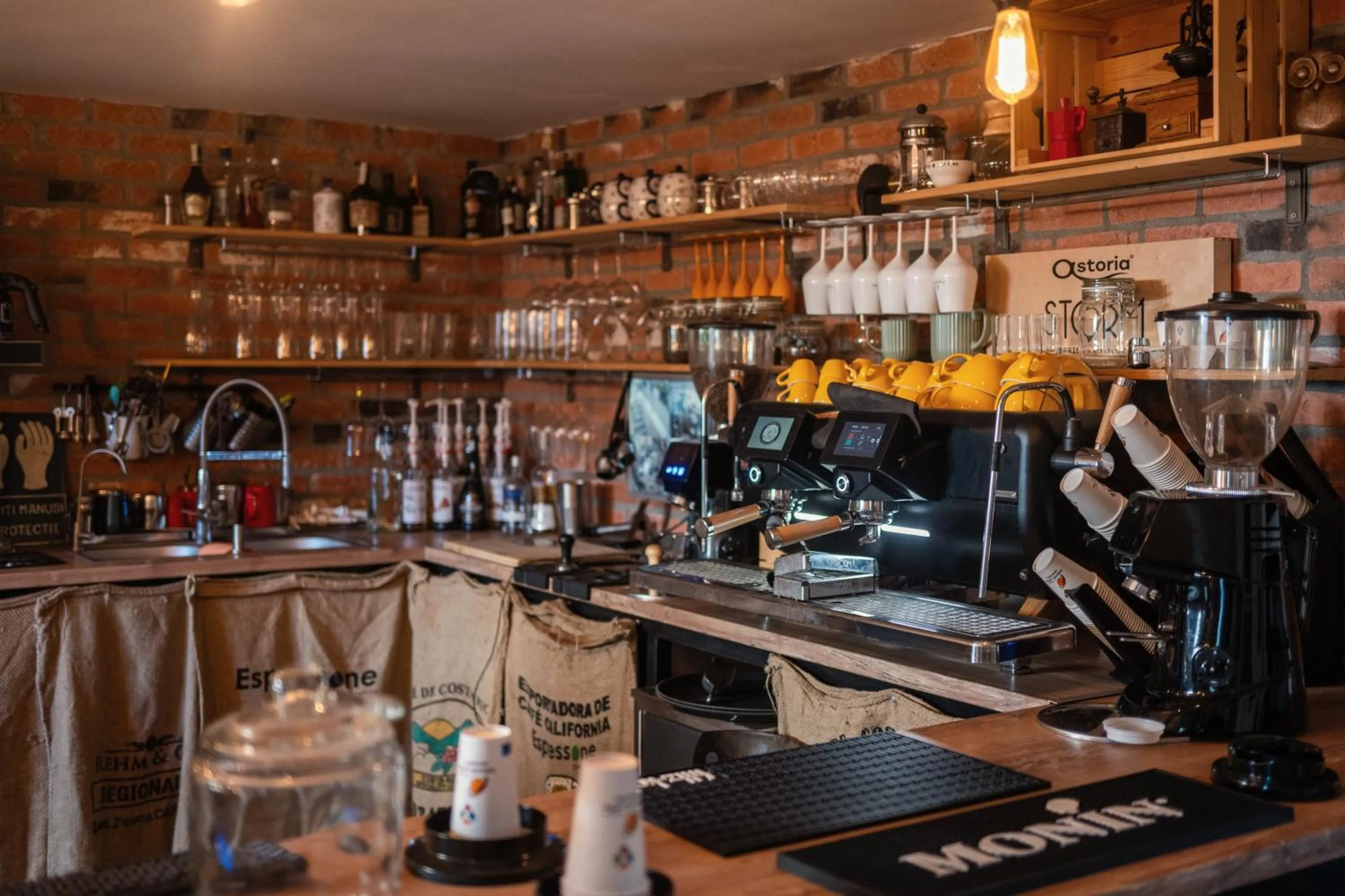 Restaurant/places to eat in compleX living aparthotel