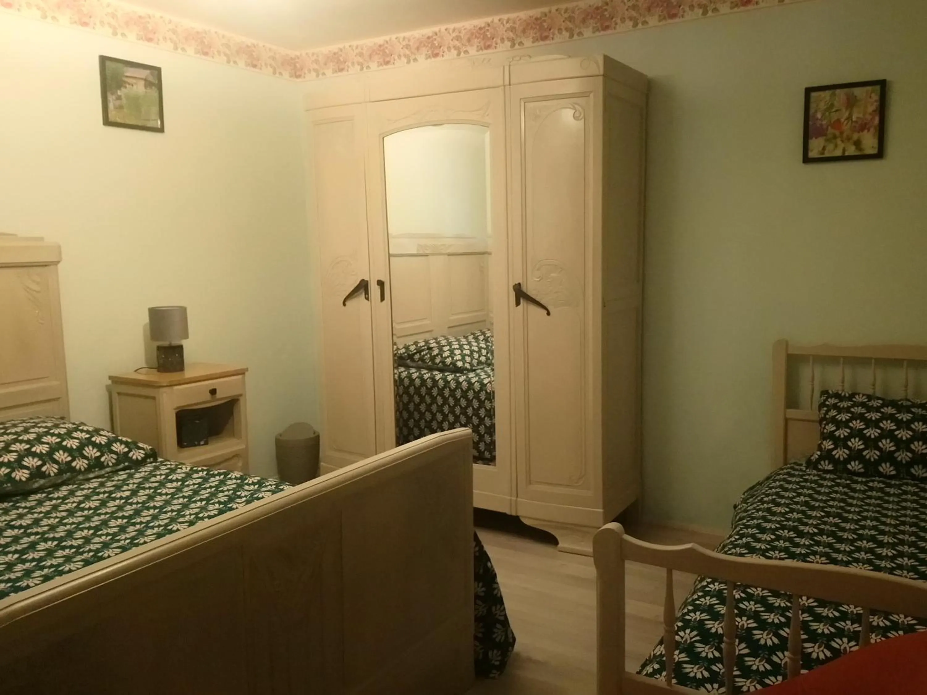 Photo of the whole room in la ferme du crie