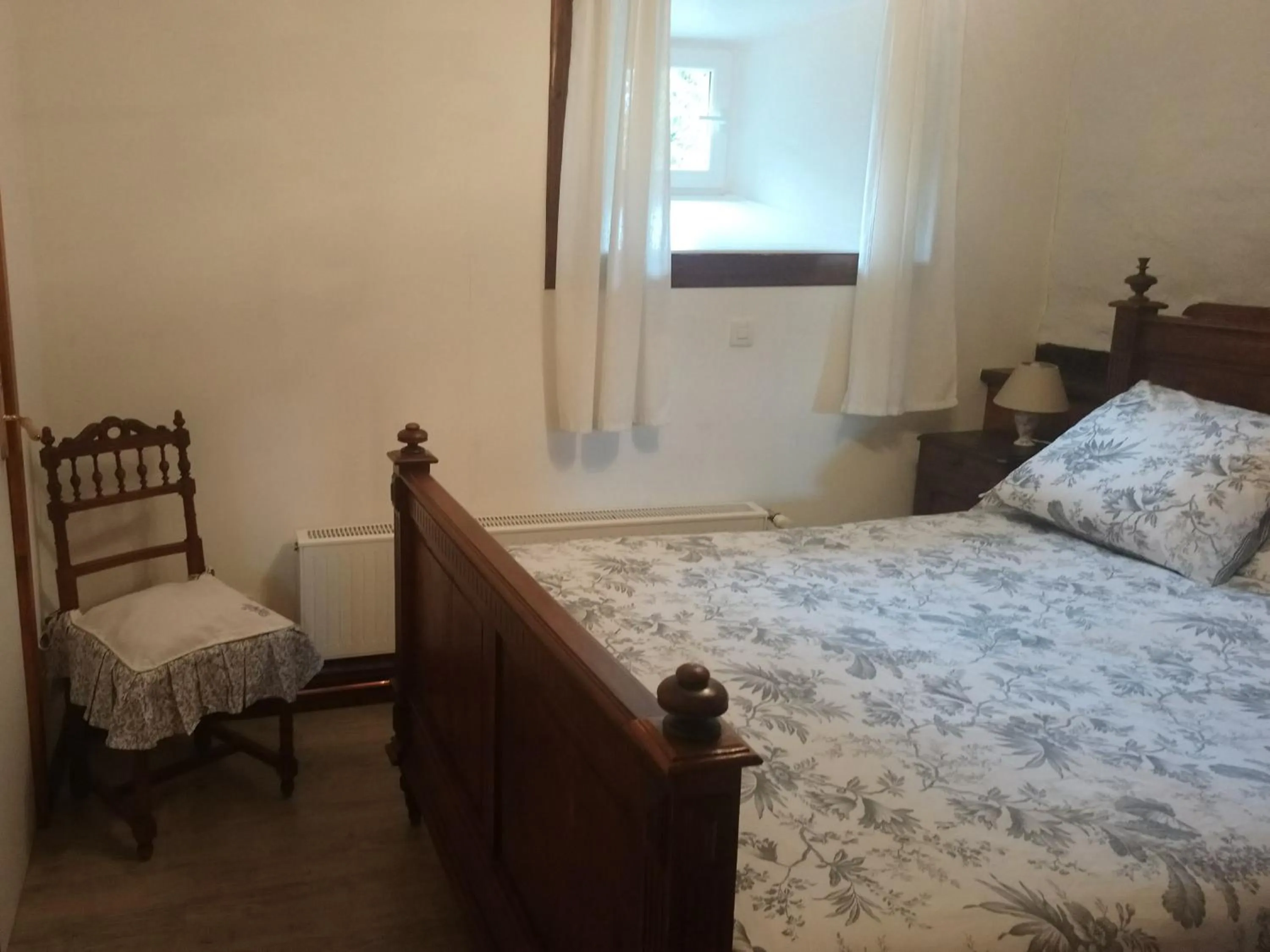 Photo of the whole room in la ferme du crie