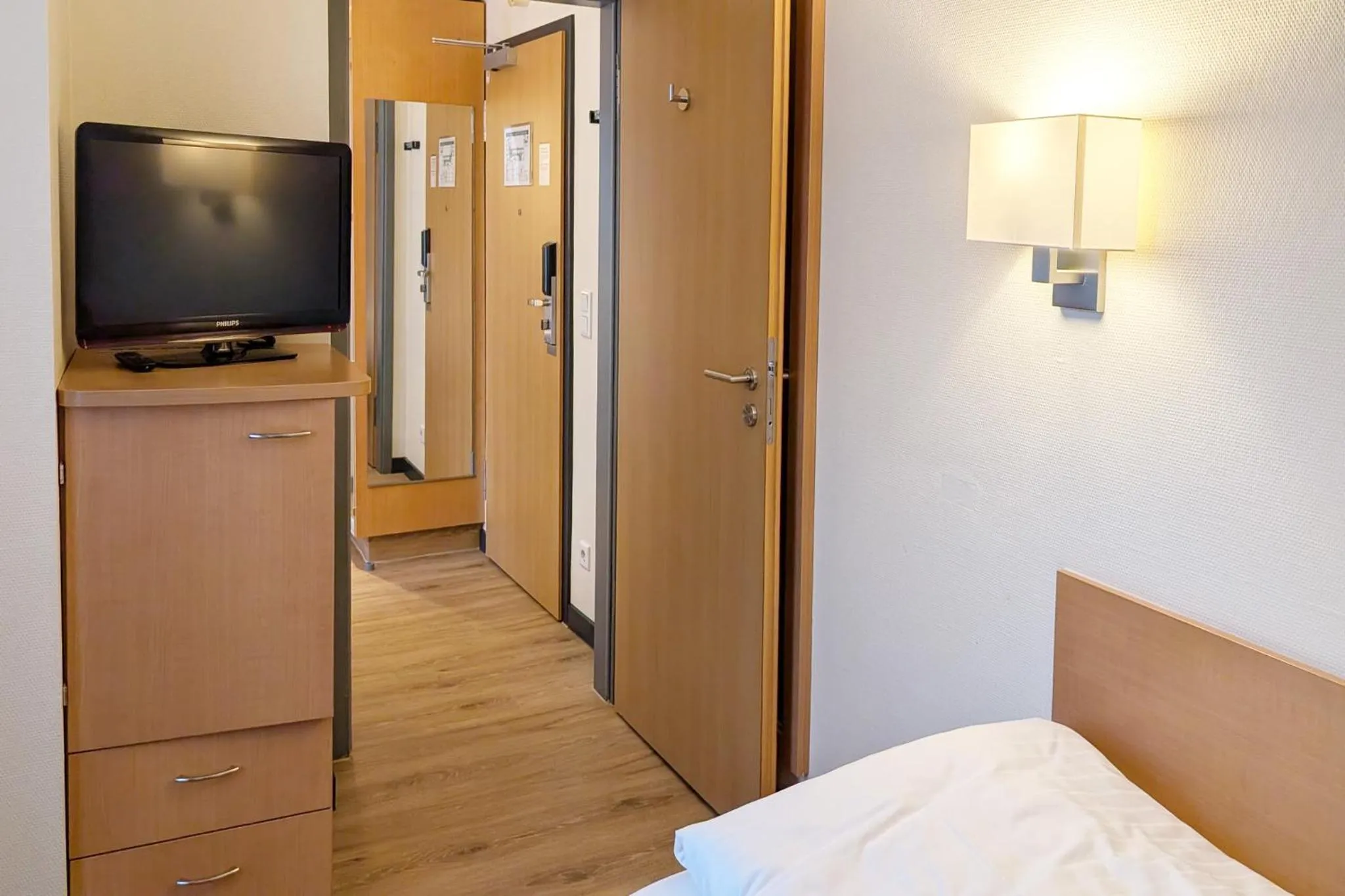 Photo of the whole room, Bed in Garner Hotel Hamburg - Wandsbek Marktplatz by IHG