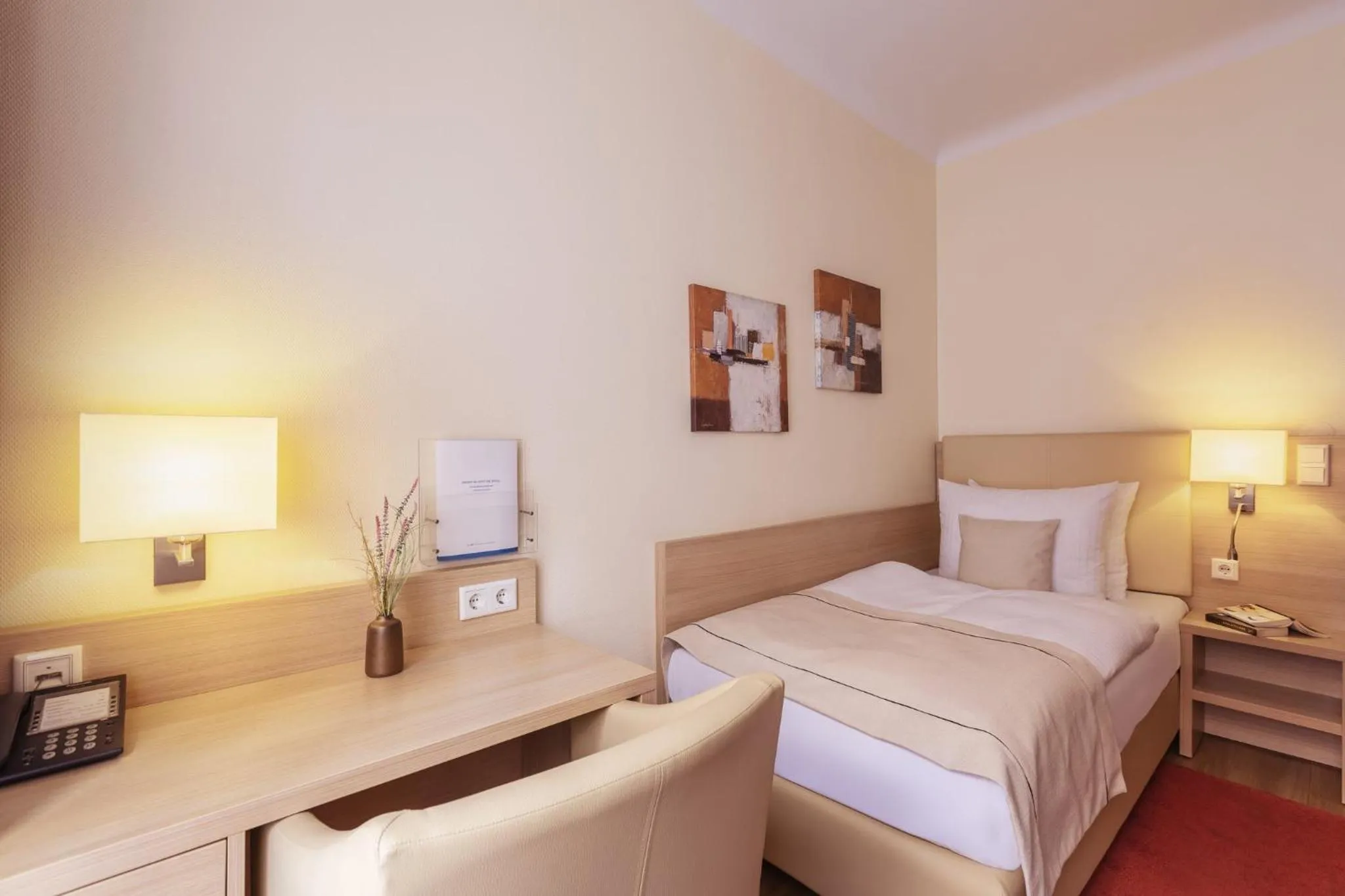 Photo of the whole room, Bed in Garner Hotel Hamburg - Wandsbek Marktplatz by IHG