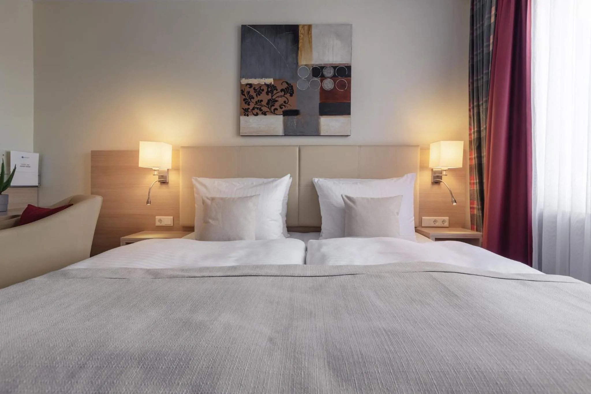 Photo of the whole room, Bed in Garner Hotel Hamburg - Wandsbek Marktplatz by IHG