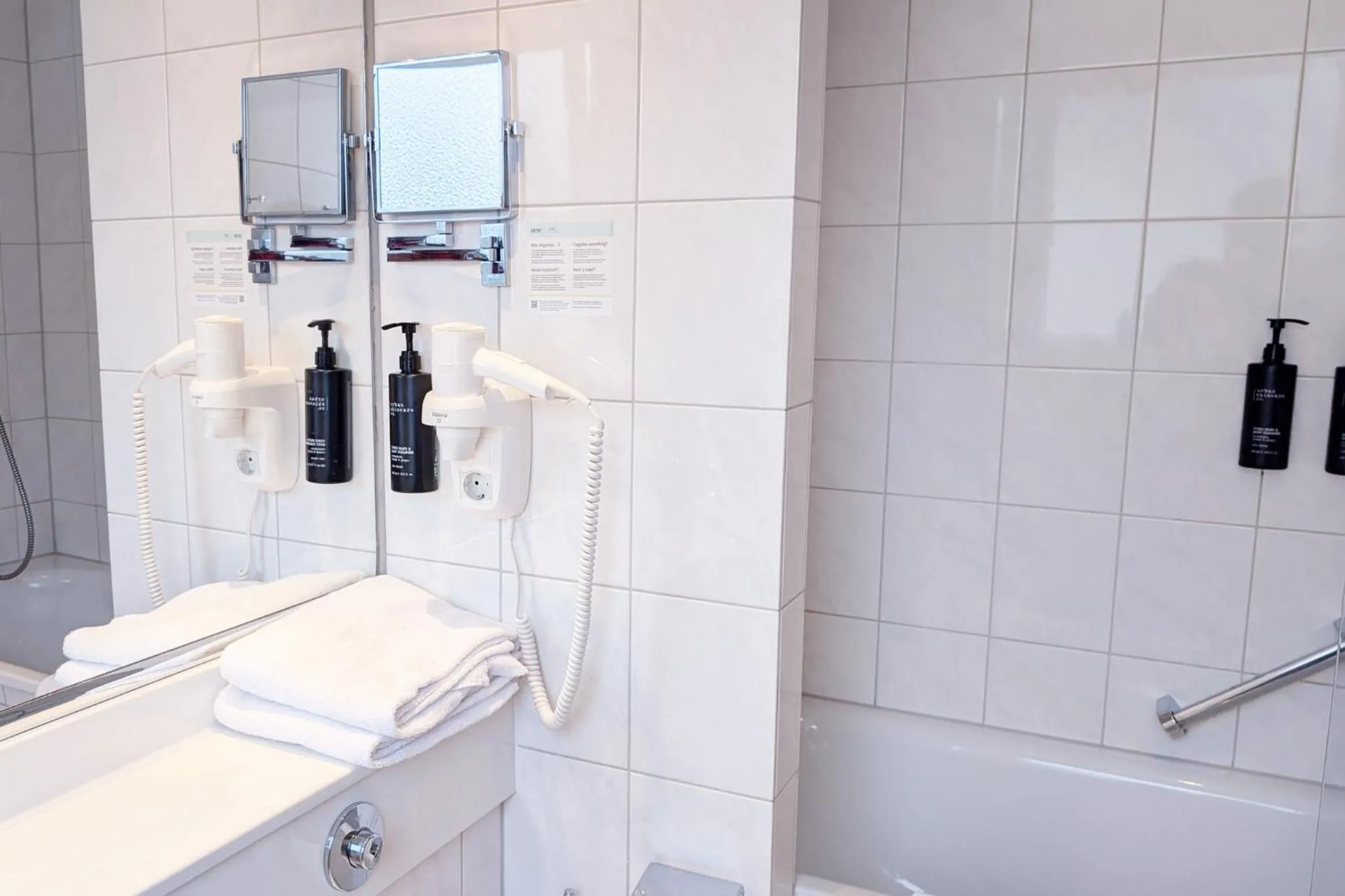 Bathroom in Garner Hotel Hamburg - Wandsbek Marktplatz by IHG