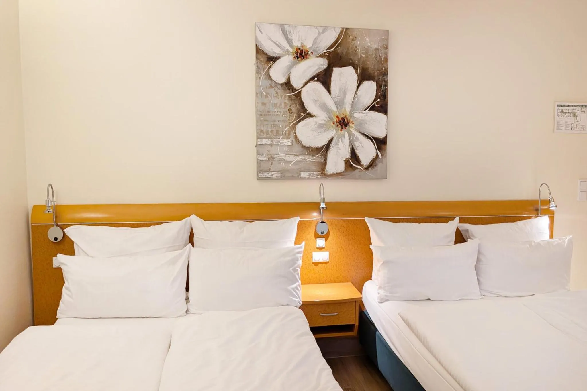 Photo of the whole room, Bed in Garner Hotel Hamburg - Wandsbek Marktplatz by IHG