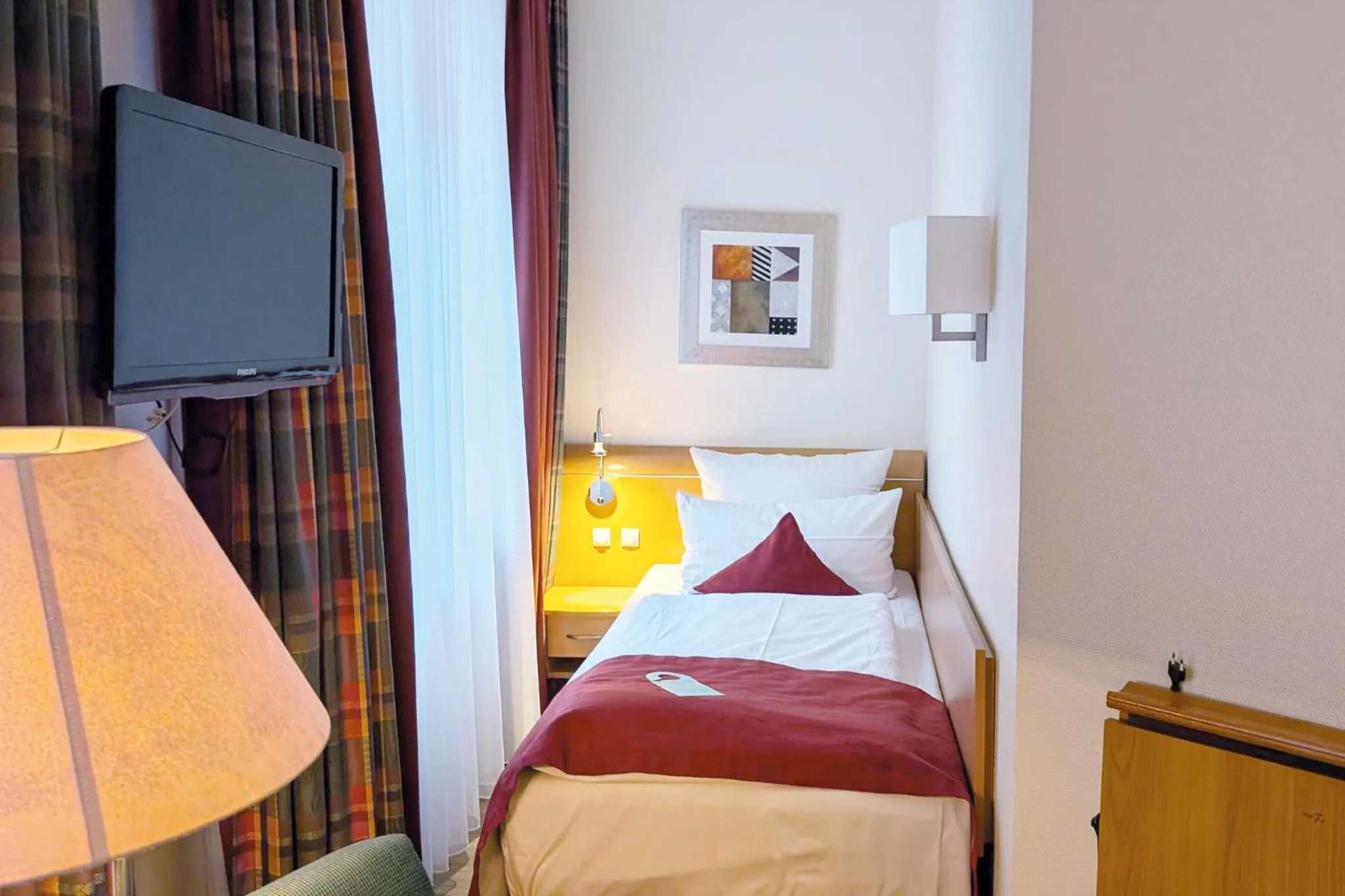 Photo of the whole room, Bed in Garner Hotel Hamburg - Wandsbek Marktplatz by IHG