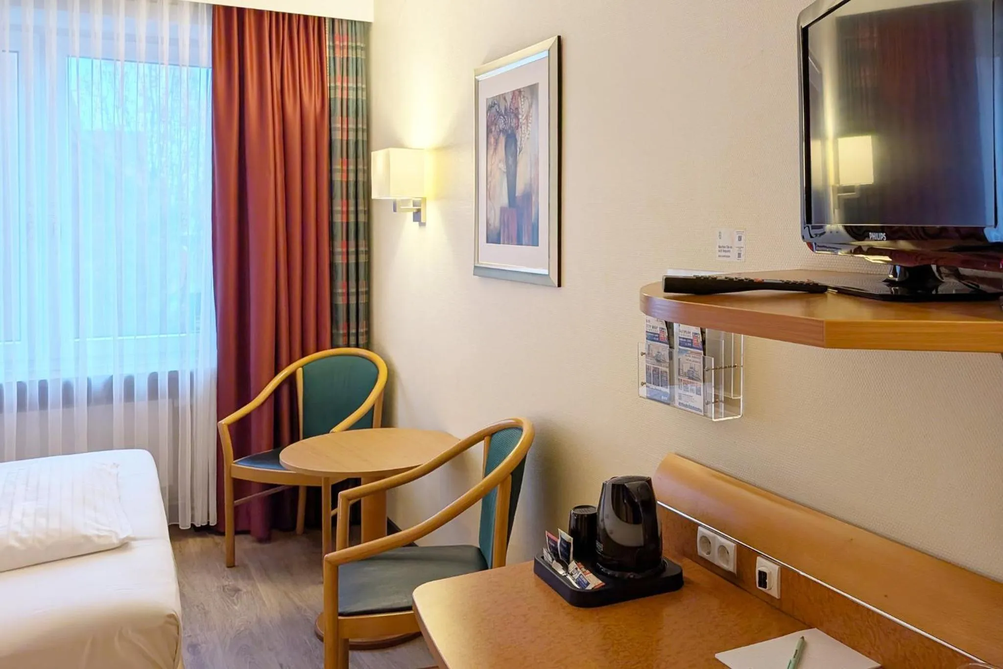 Photo of the whole room, Bed in Garner Hotel Hamburg - Wandsbek Marktplatz by IHG