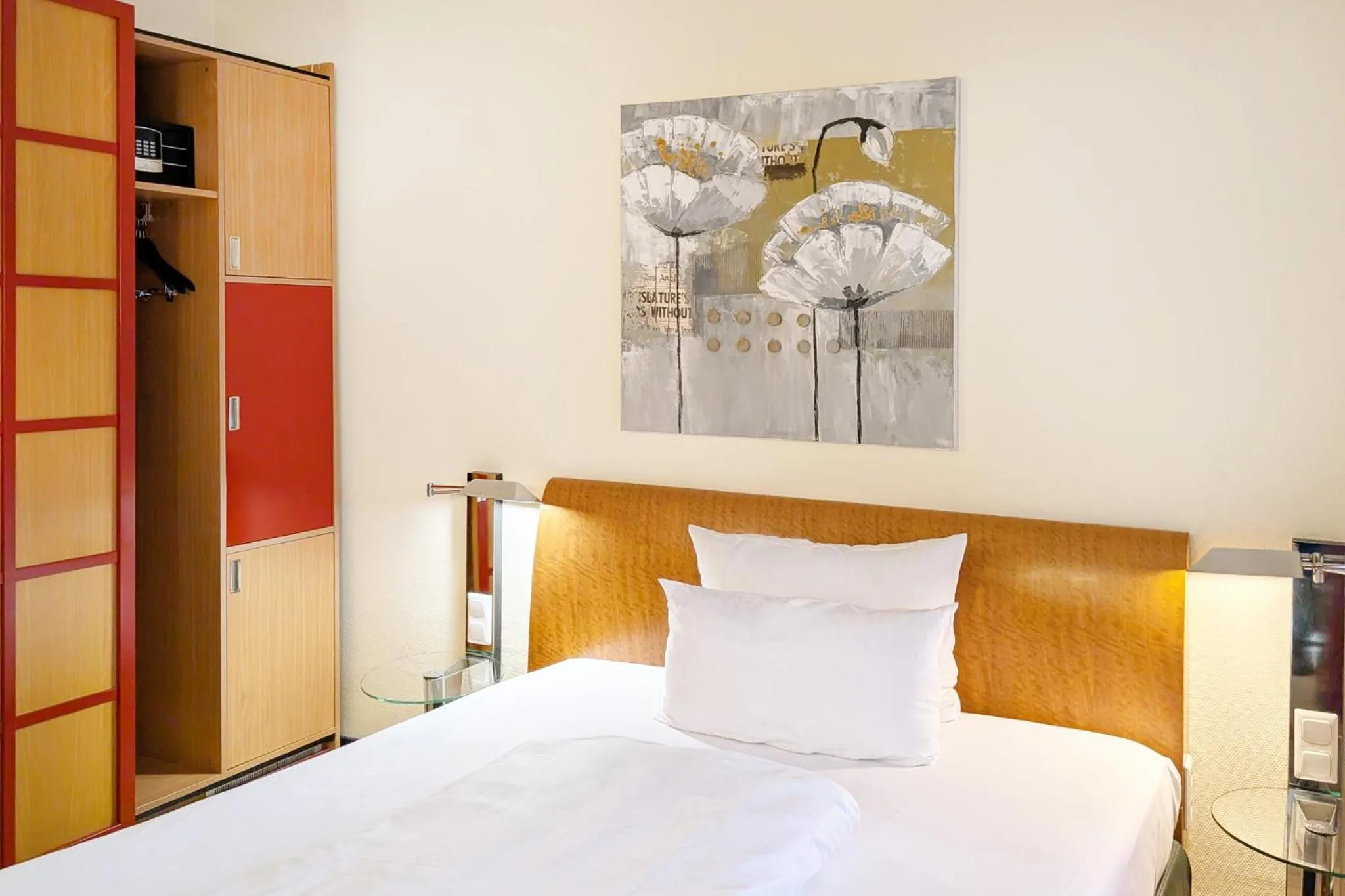 Photo of the whole room, Bed in Garner Hotel Hamburg - Wandsbek Marktplatz by IHG