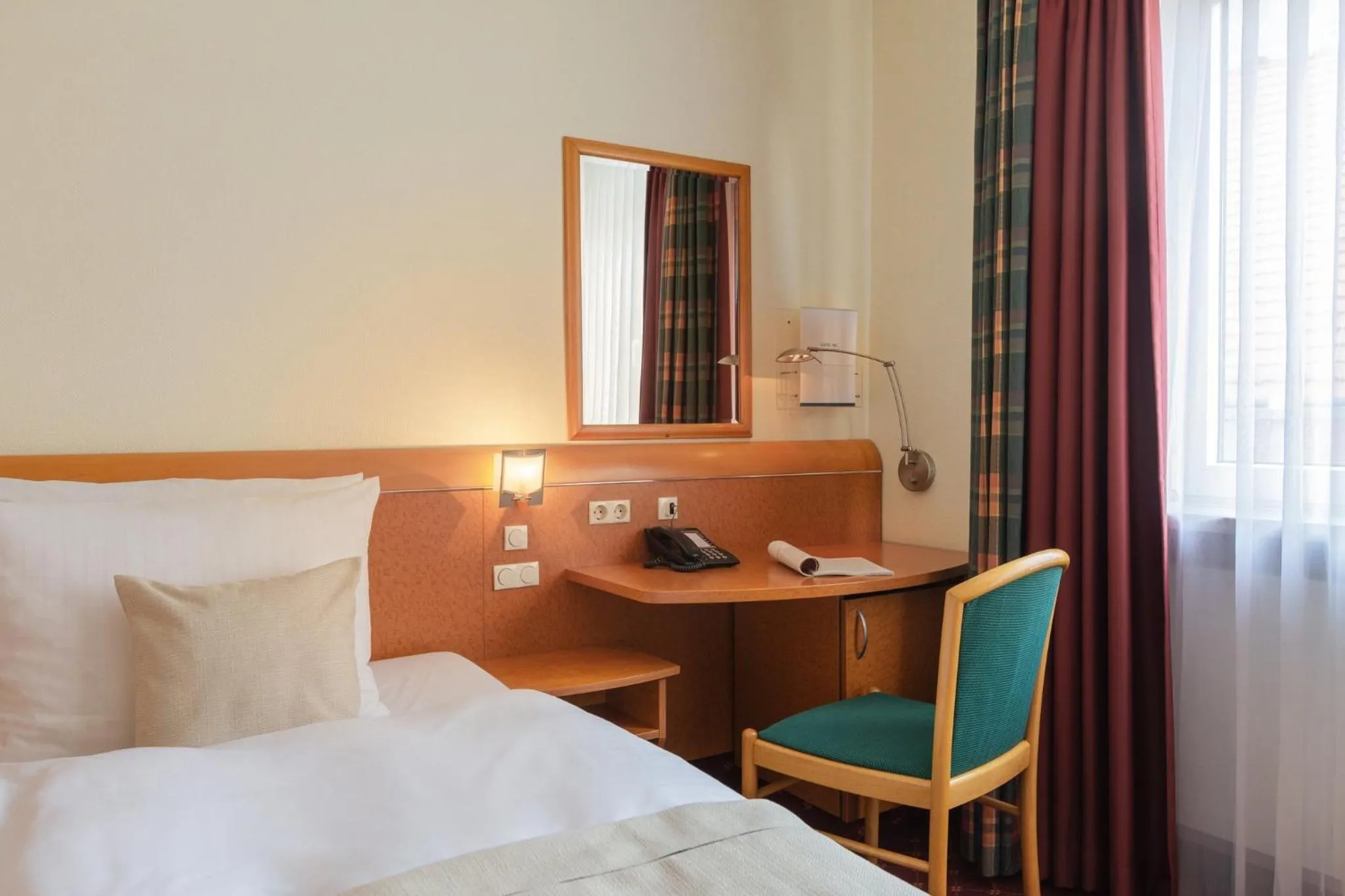Photo of the whole room, Bed in Garner Hotel Hamburg - Wandsbek Marktplatz by IHG