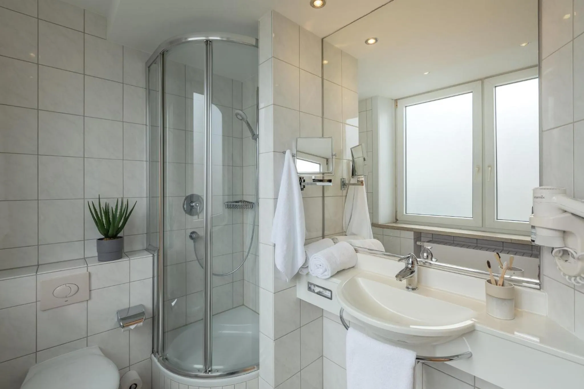 Bathroom in Garner Hotel Hamburg - Wandsbek Marktplatz by IHG