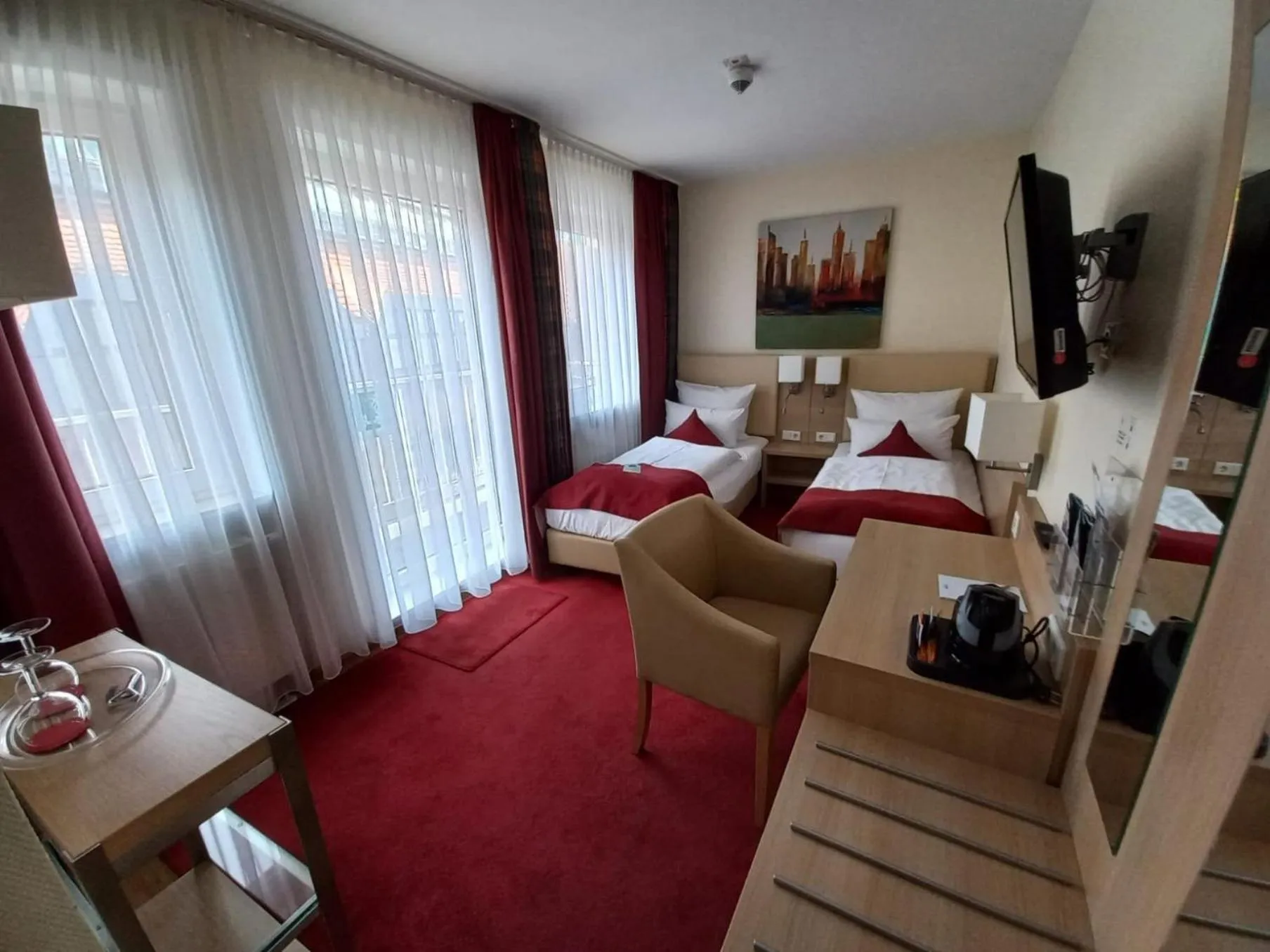 Photo of the whole room, Bed in Garner Hotel Hamburg - Wandsbek Marktplatz by IHG