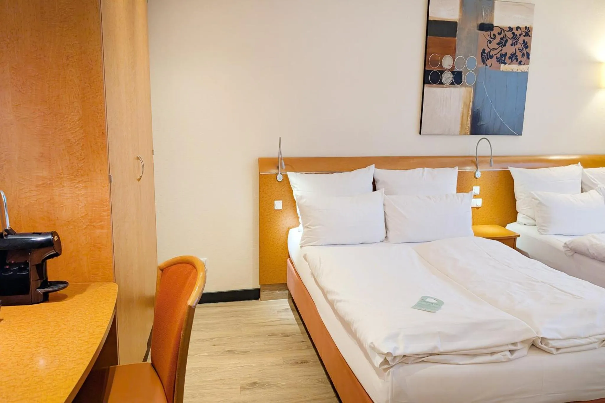 Photo of the whole room, Bed in Garner Hotel Hamburg - Wandsbek Marktplatz by IHG