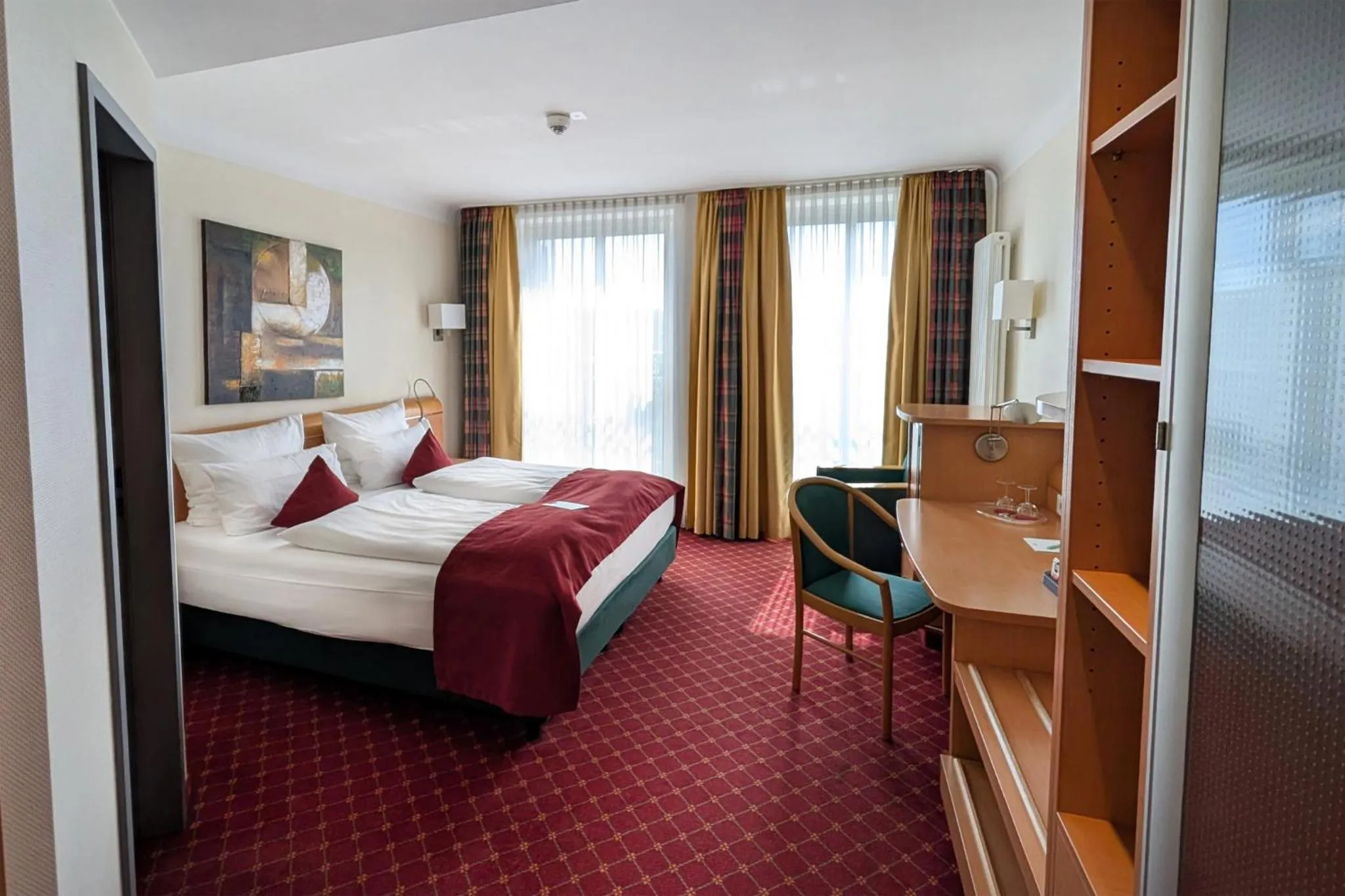 Photo of the whole room, Bed in Garner Hotel Hamburg - Wandsbek Marktplatz by IHG