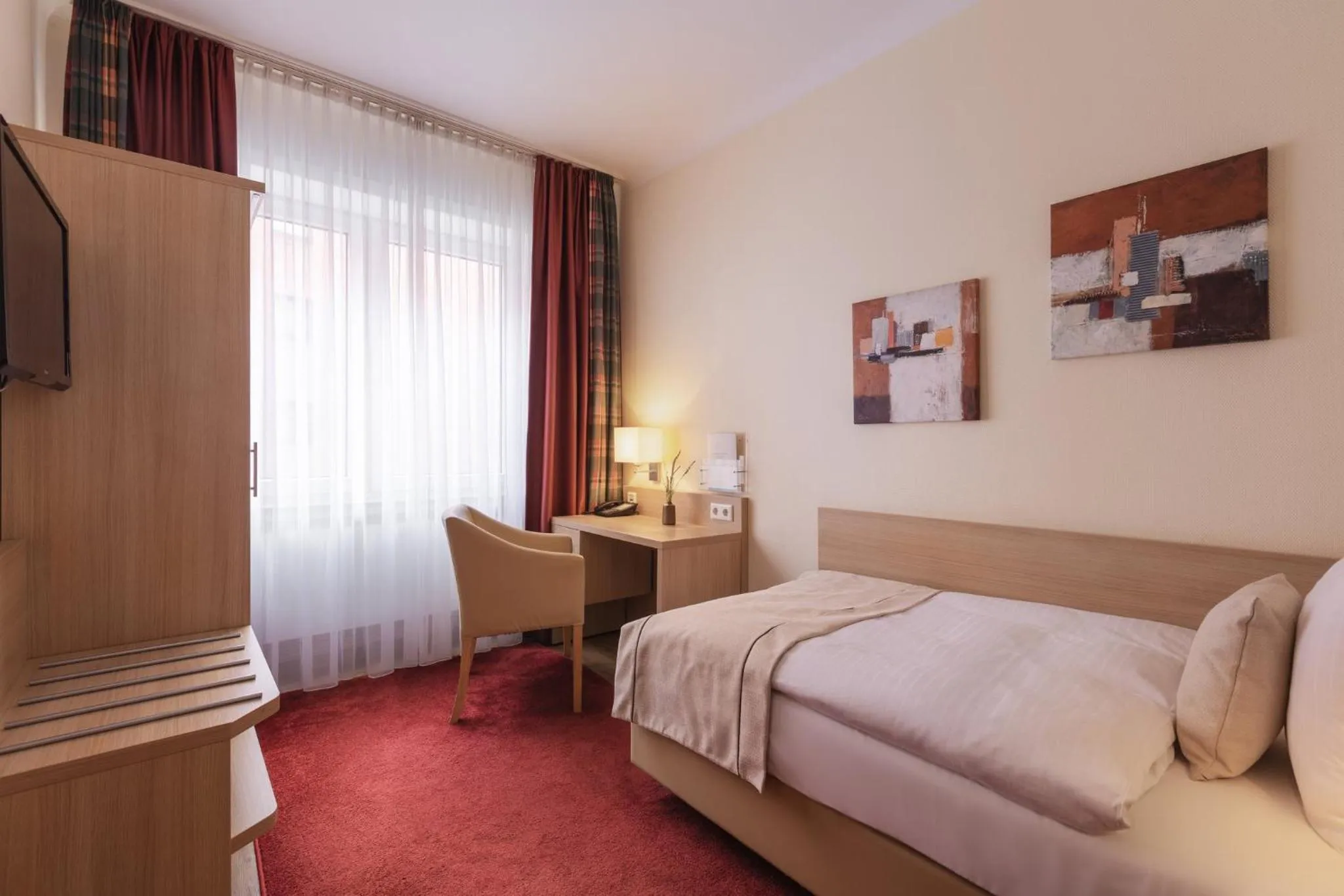 Photo of the whole room, Bed in Garner Hotel Hamburg - Wandsbek Marktplatz by IHG