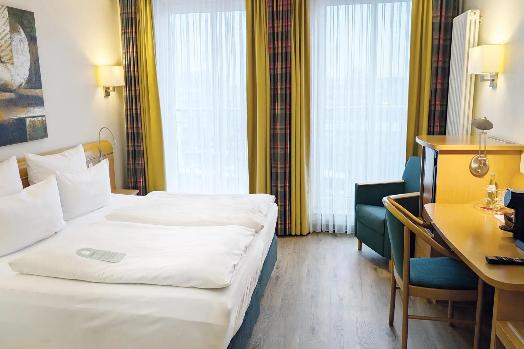 Photo of the whole room, Bed in Garner Hotel Hamburg - Wandsbek Marktplatz by IHG