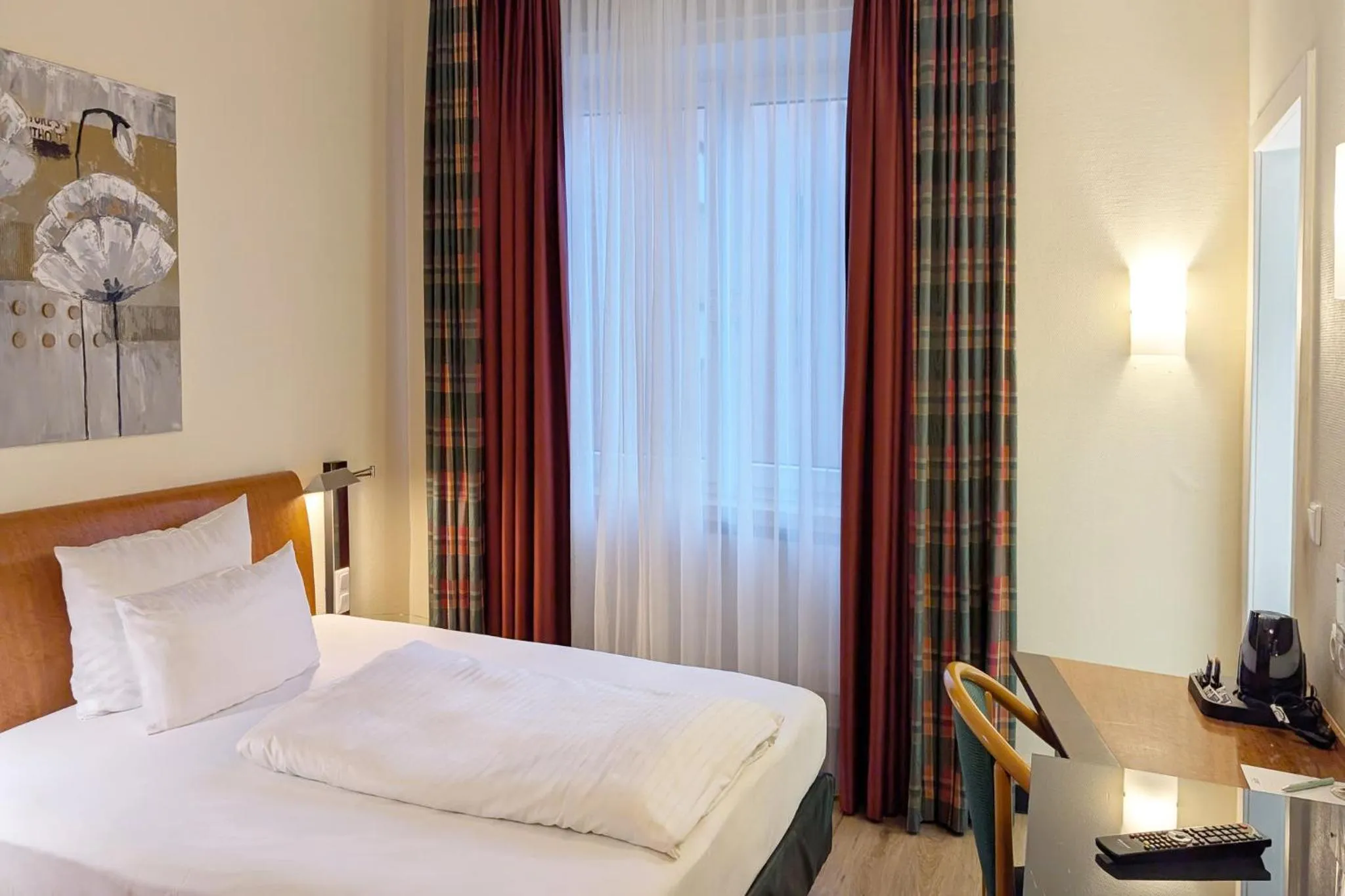 Photo of the whole room, Bed in Garner Hotel Hamburg - Wandsbek Marktplatz by IHG