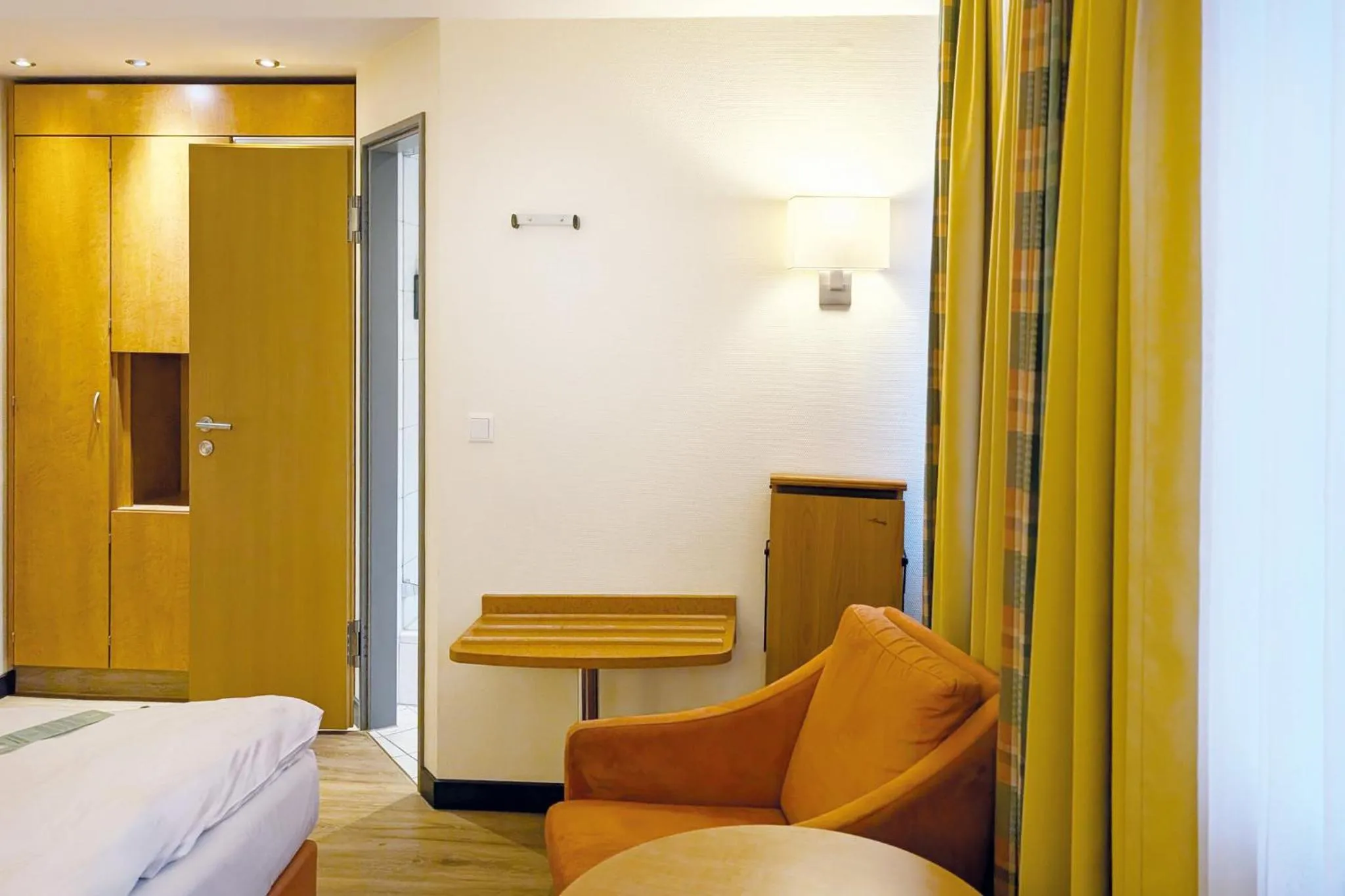 Photo of the whole room, Bed in Garner Hotel Hamburg - Wandsbek Marktplatz by IHG