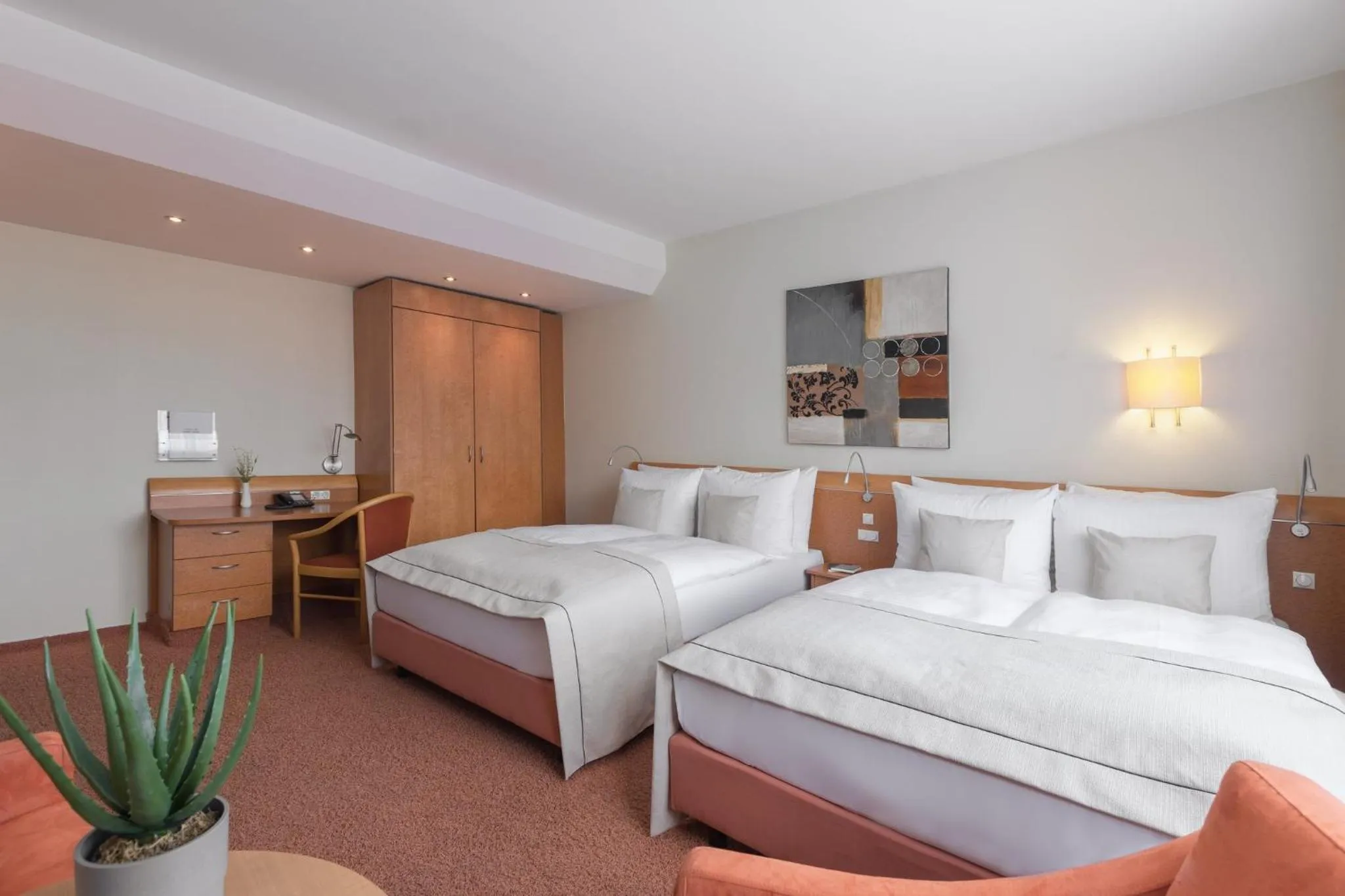Photo of the whole room, Bed in Garner Hotel Hamburg - Wandsbek Marktplatz by IHG