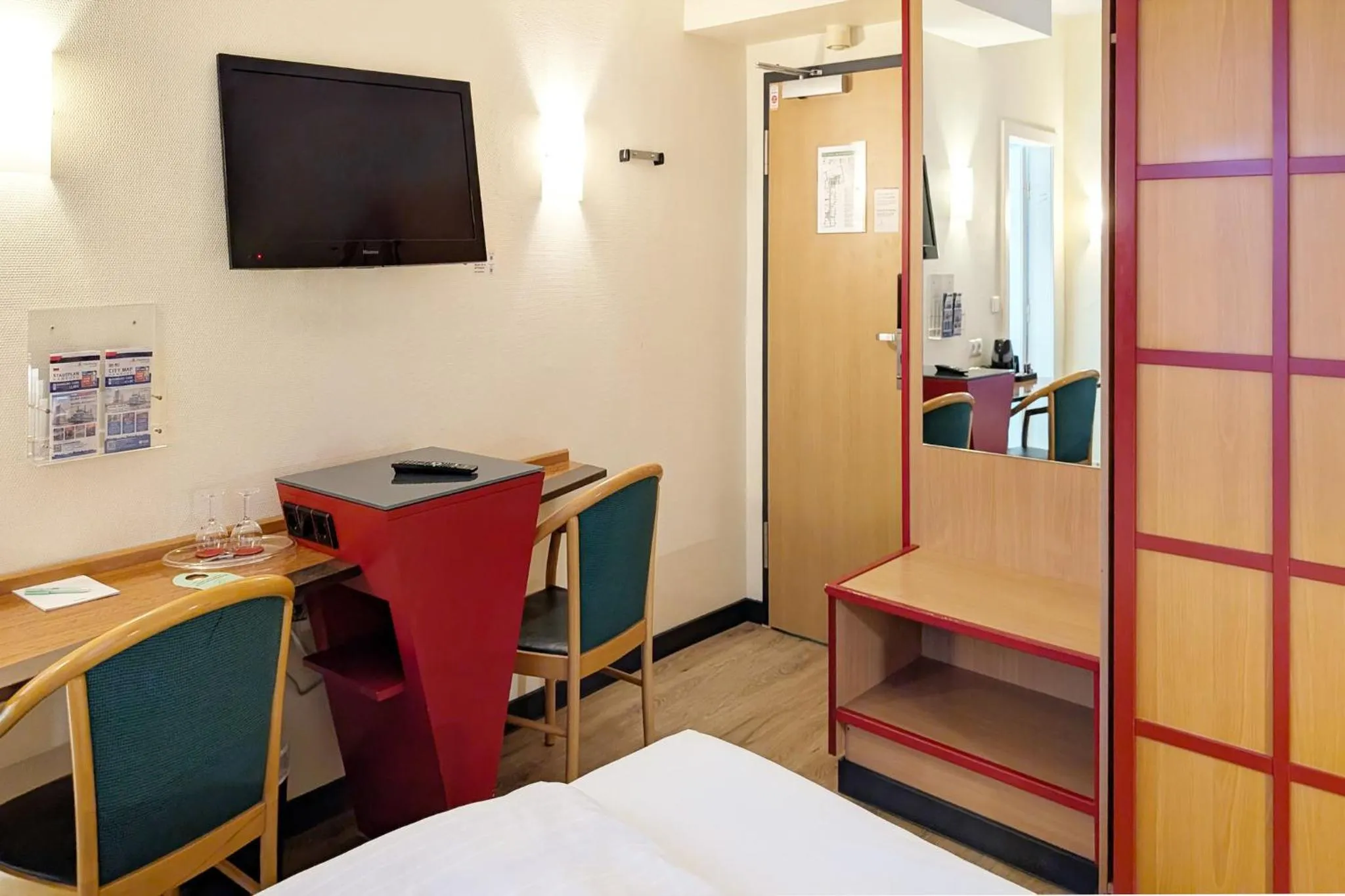 Photo of the whole room in Garner Hotel Hamburg - Wandsbek Marktplatz by IHG