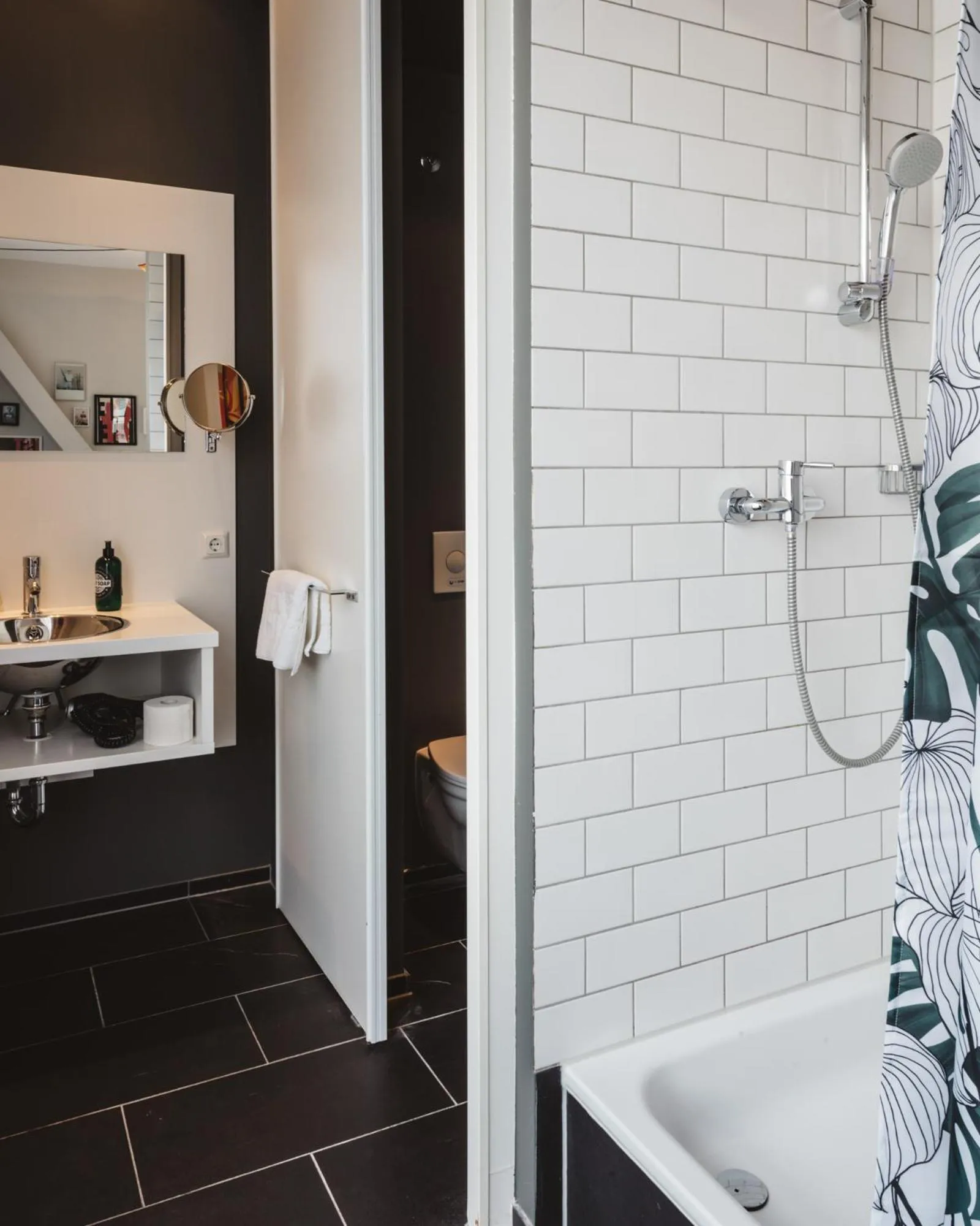 Shower in Superbude Hamburg Altona