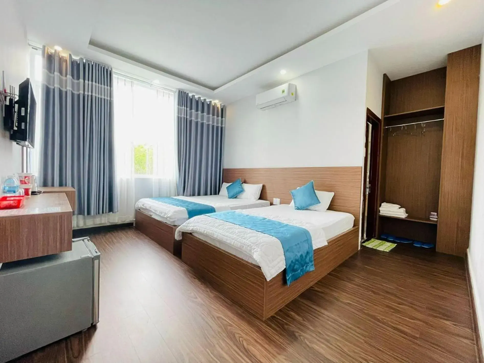 Quadruple Room with Balcony in Thanh Binh Hotel Con Dao Quadruple Room with Balcony in Thanh Binh Hotel Con Dao