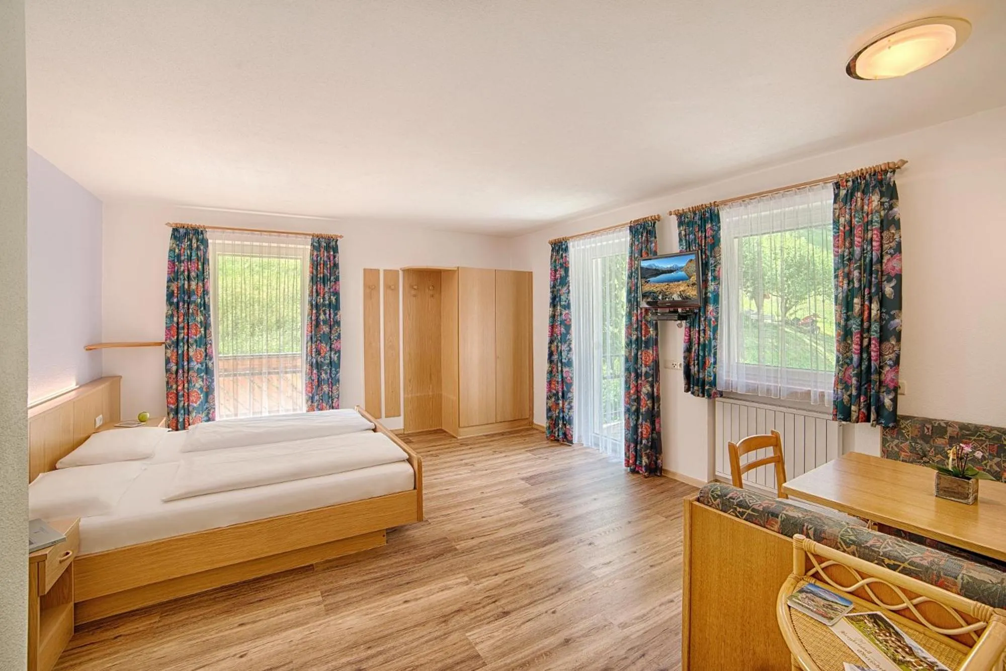 Photo of the whole room, Bed in Oberjahrl