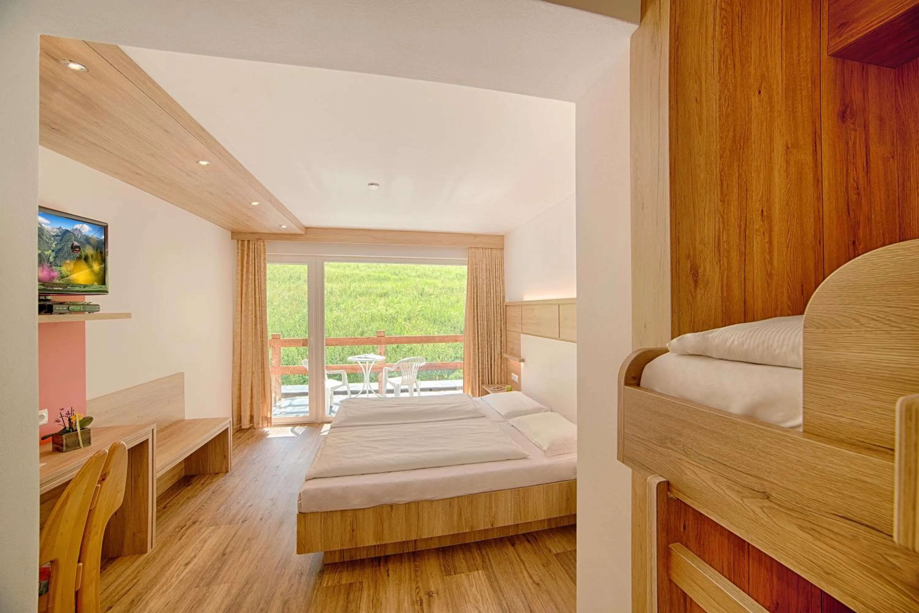 Photo of the whole room, Bed in Oberjahrl