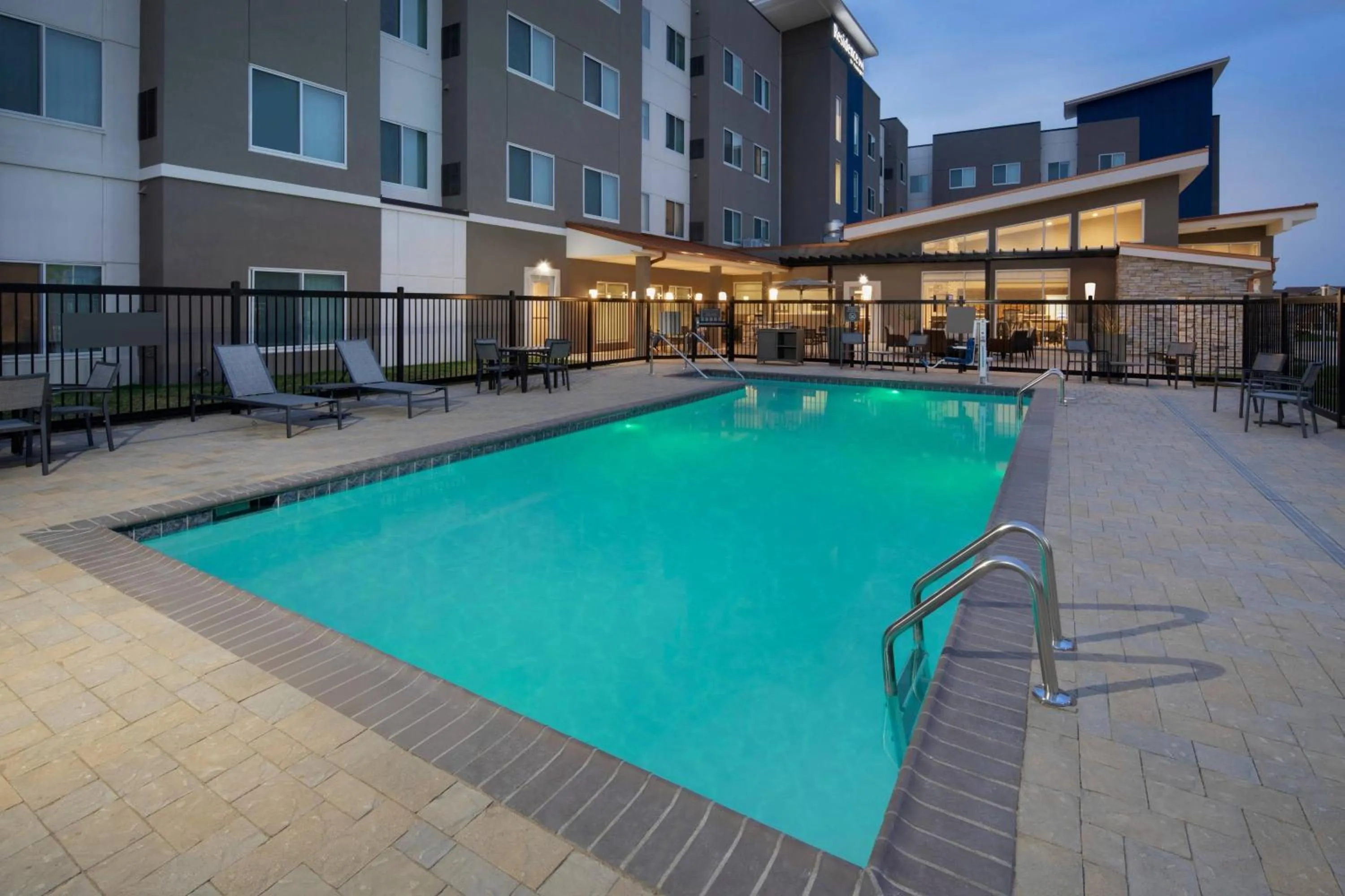 Swimming pool in Residence Inn Waco South