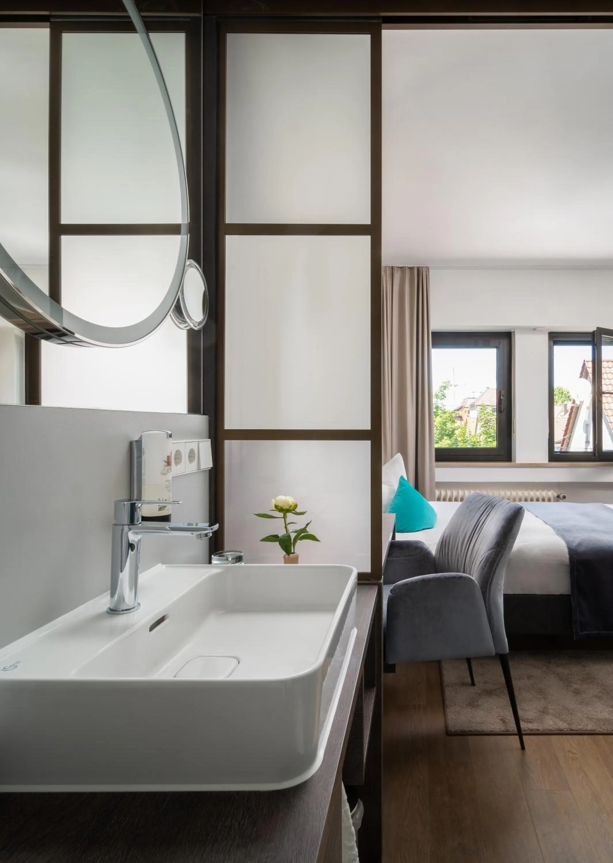 Bathroom, Bed in Hetzel Hotel Stuttgart