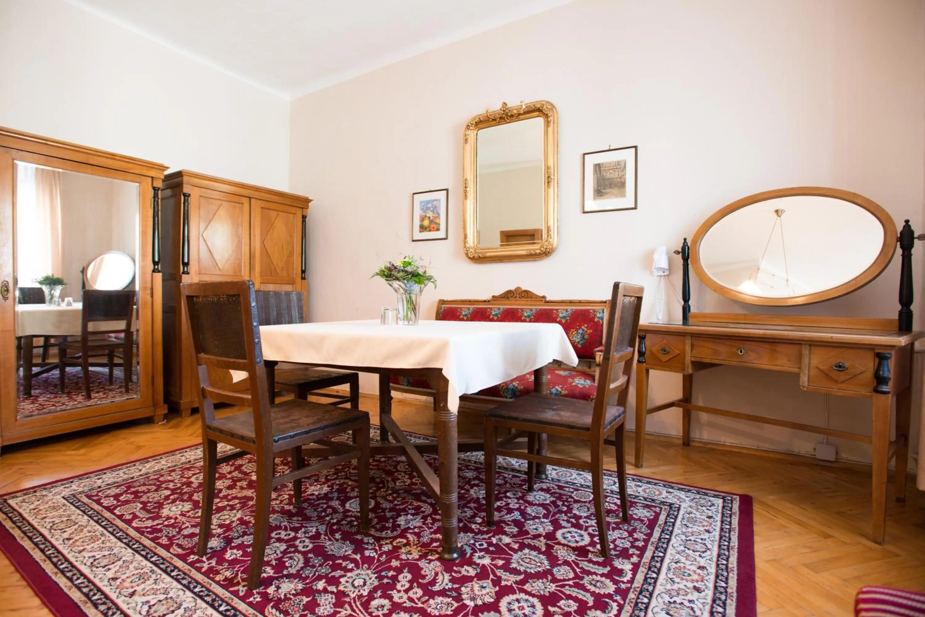 Photo of the whole room in Hotel-Garni Goldenes Kreuz