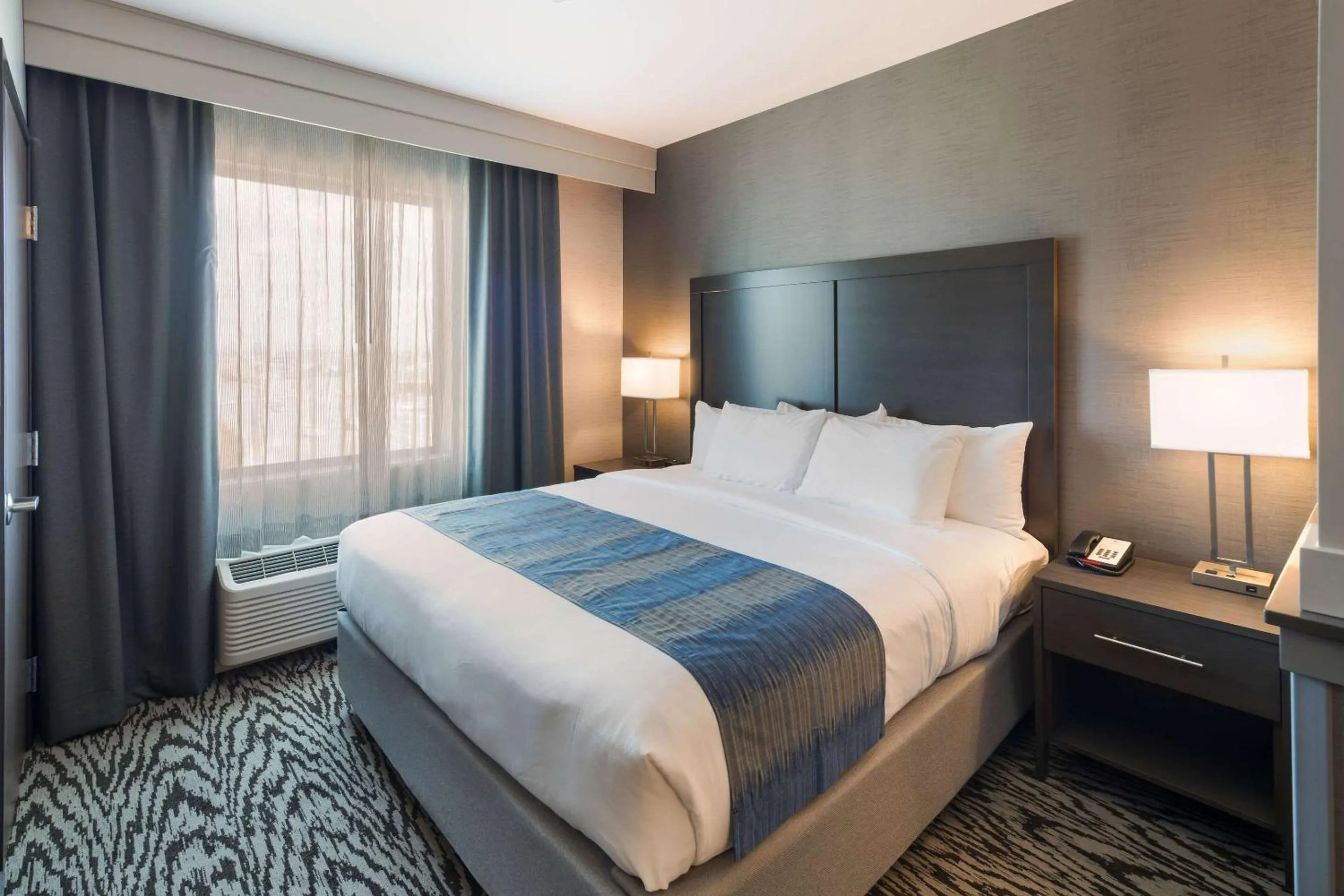 Photo of the whole room, Bed in Comfort Suites Kennewick at Southridge