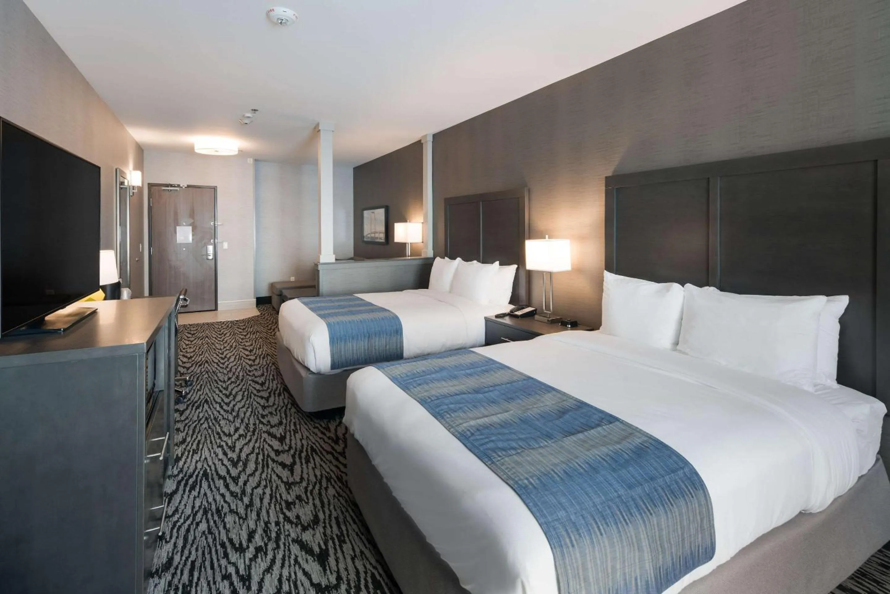 Photo of the whole room, Bed in Comfort Suites Kennewick at Southridge