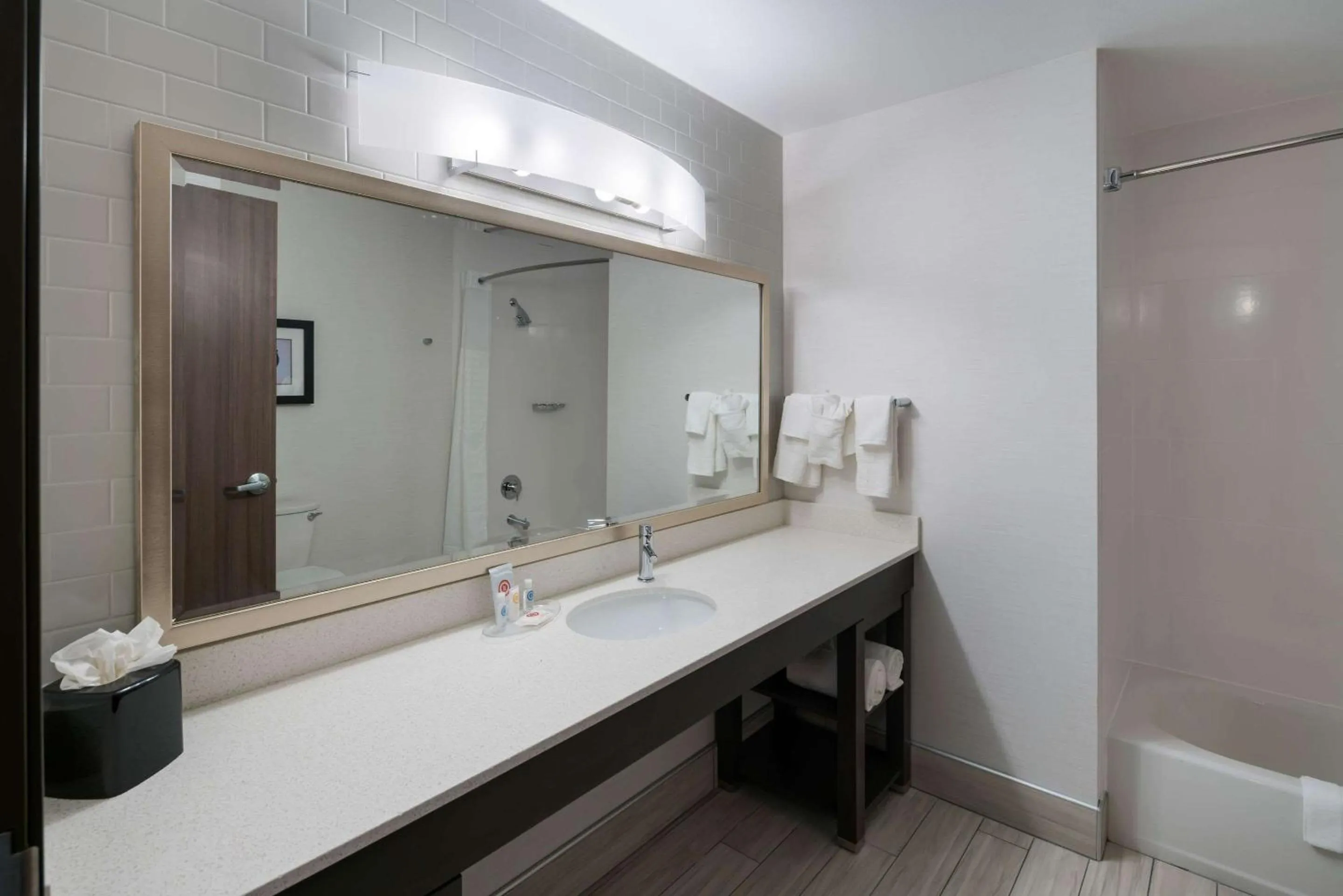 Bathroom in Comfort Suites Kennewick at Southridge